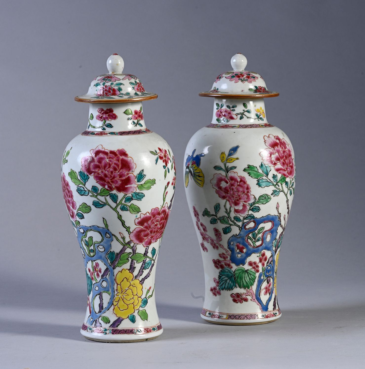 Null Paire de vases en porcelaine couverts de la famille rose, à décor de fleurs&hellip;
