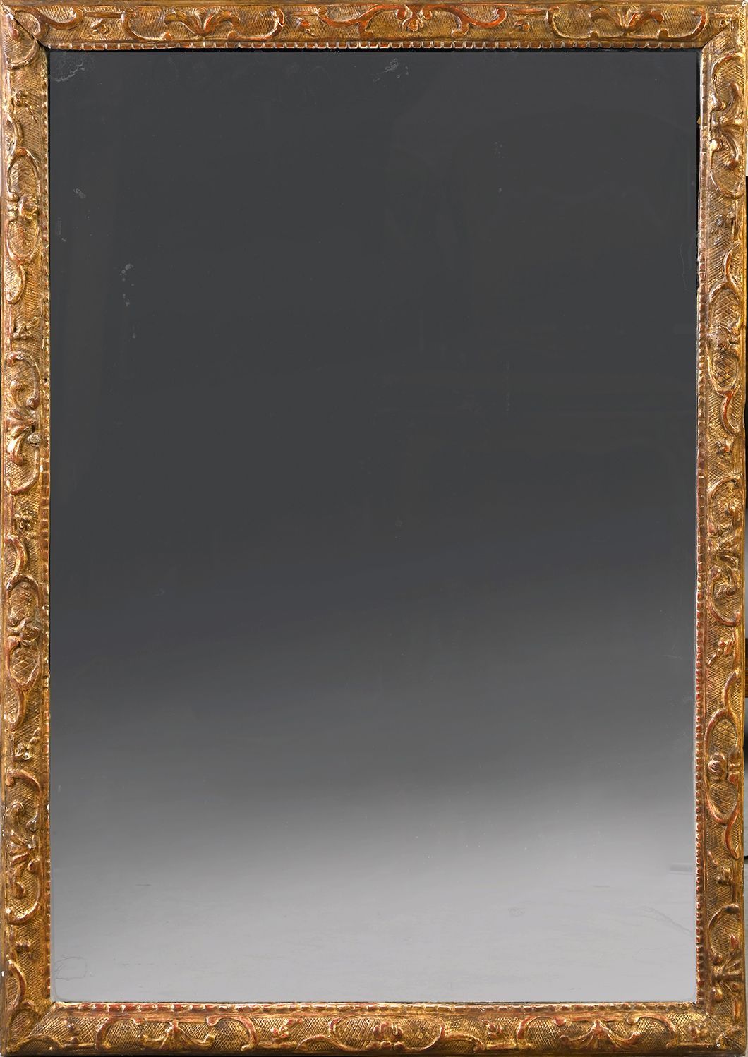 Null 长方形的镜子，有雕刻和镀金的木条和一个珠子的装饰。
18世纪
H.73.5厘米 - 宽53厘米