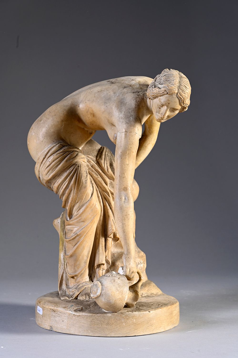 James PRADIER (1790 - 1852) Venus au bain 石膏雕塑，有J. PRADIER 1886年的签名和日期，盘子上有PRADI&hellip;