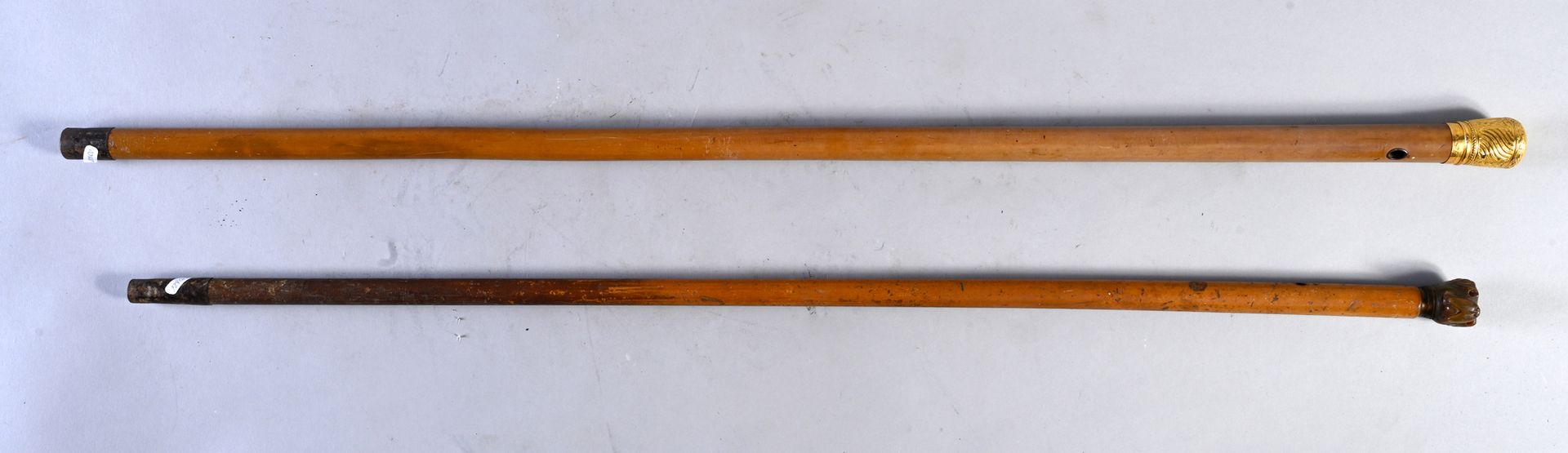 Null 一套两根马六甲手杖，其中一根的把手有一个雕刻的牛角球口，另一根的把手是压制的玳瑁，内有金箔。
18世纪末-19世纪初
H.86厘米和93厘米（损坏和丢&hellip;