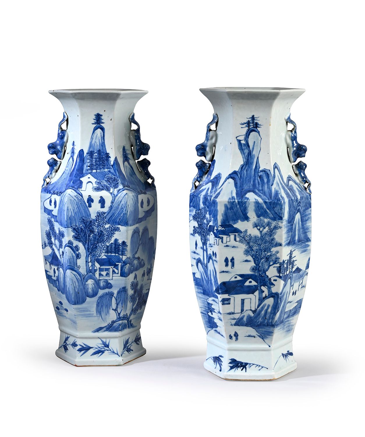 Null 一对青花八角形瓷瓶，装饰有山水和人物，手柄为浮雕，有奇美拉装饰。
中国，19世纪末。
一个花瓶的颈部有小缺口。
H.45厘米