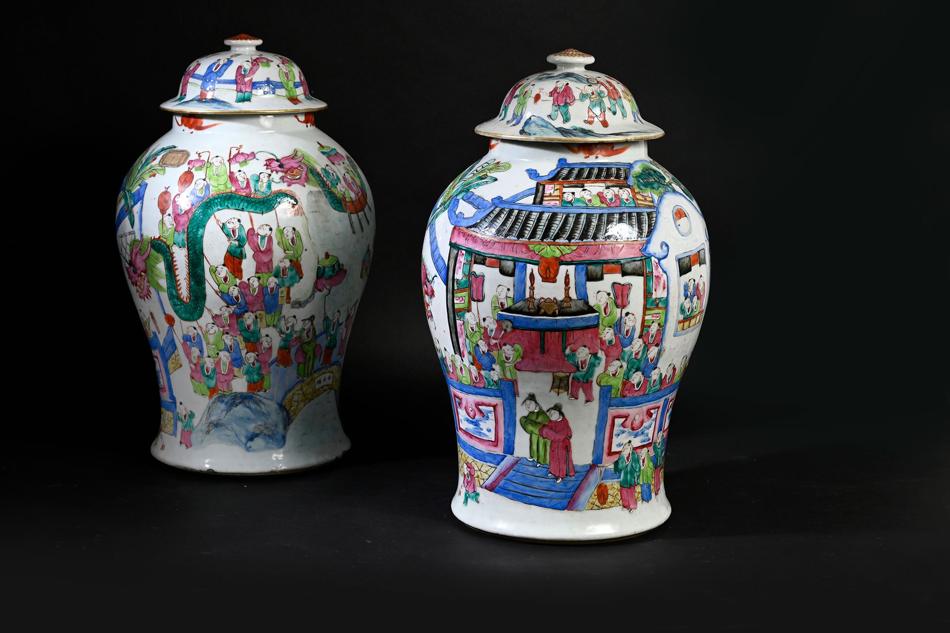 Null 一对多色瓷瓶，装饰有儿童和龙的场景。
中国 XIX.
H.44厘米。
盖子上有小碎片，盖子上有小裂缝。