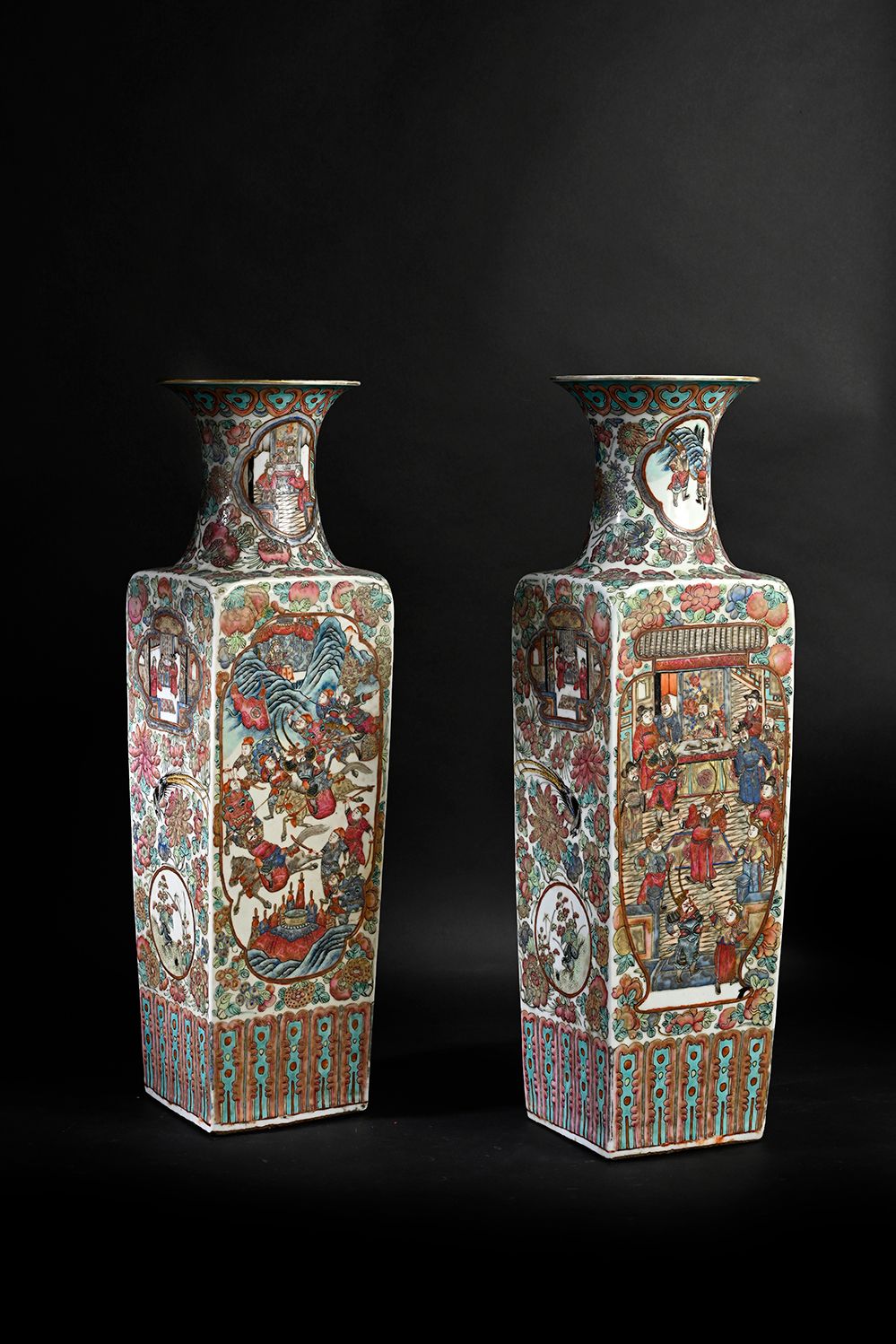 Null Pareja de grandes jarrones de porcelana de Cantón, decorados con guerreros.&hellip;