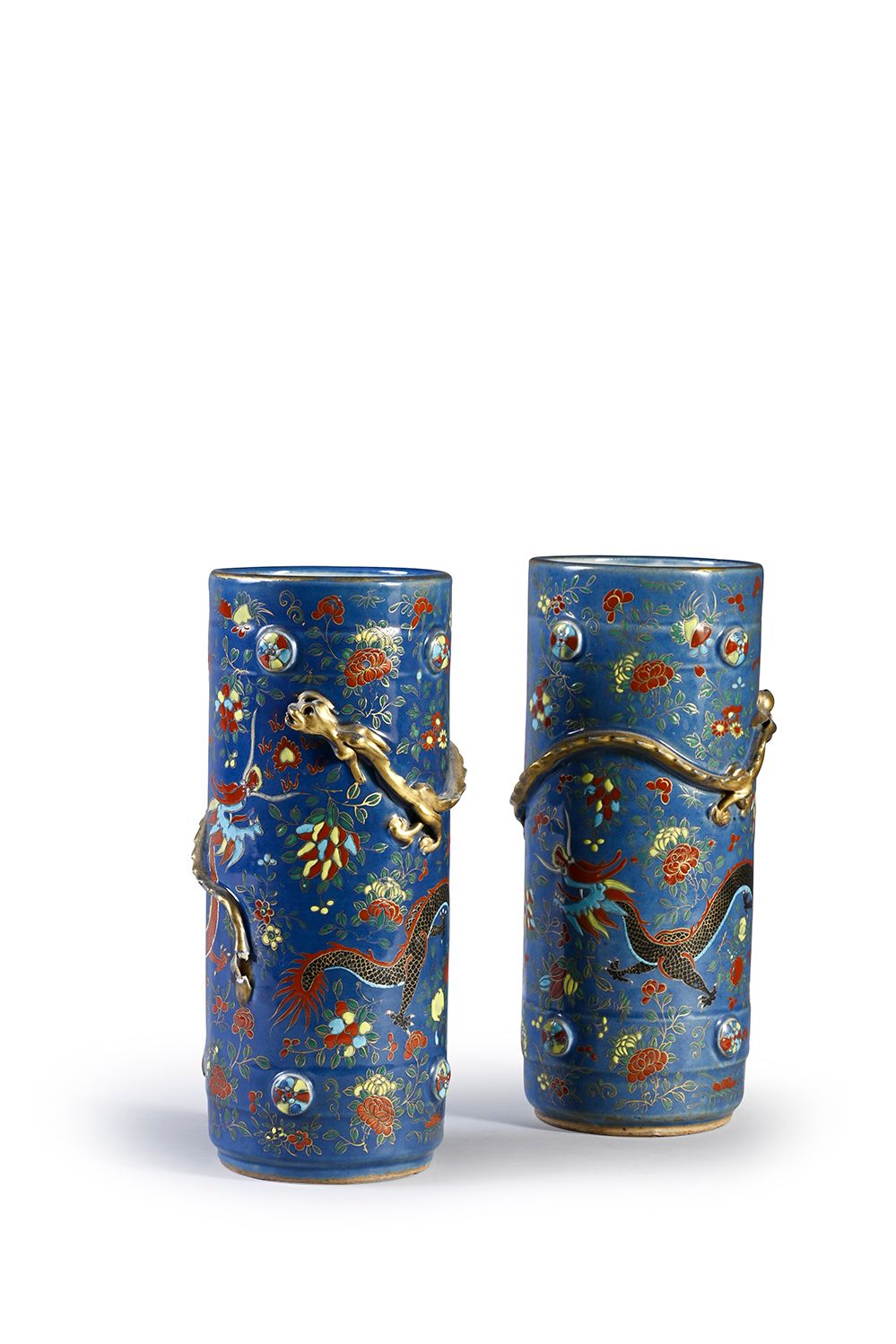 Null 一对蓝底的瓷帽架，上面有浮雕的龙在追逐圣珠的装饰。
中国，19世纪末。
高：30.5厘米。
一个花瓶的底座有裂痕。