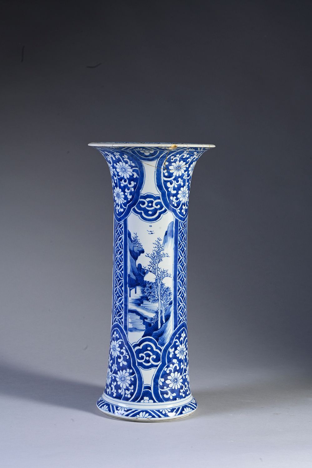 CHINE, Epoque Kangxi, XVIIIe siècle Vaso a volute in porcellana bianca e blu con&hellip;