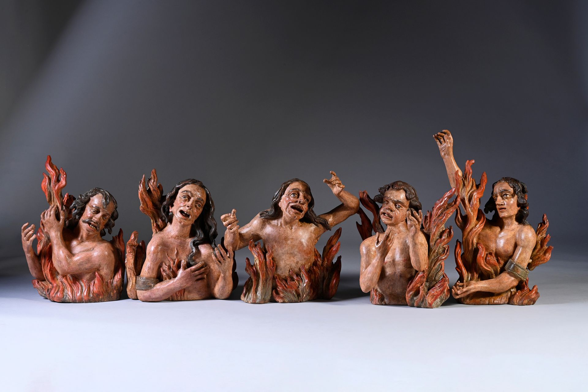 Null Les âmes du purgatoire, ensemble de cinq sculptures en bois sculpté et poly&hellip;