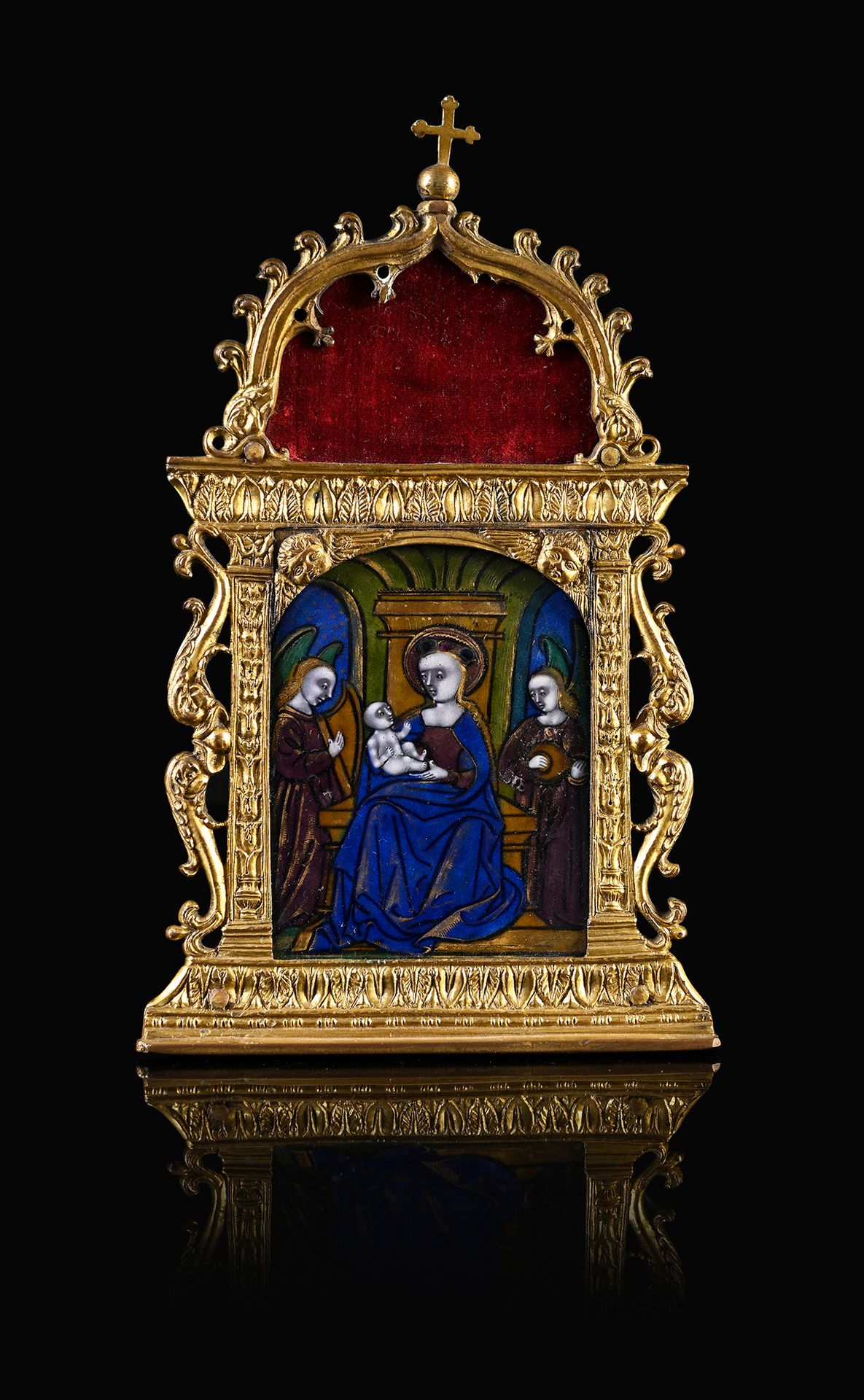 Null 和平之吻，带鎏金铜框和多色彩绘珐琅板，有金色亮点，表现了被天使包围的圣母和儿童。
利摩日，有大额头的大师工作室，约1500年
H.21厘米 - 宽13&hellip;