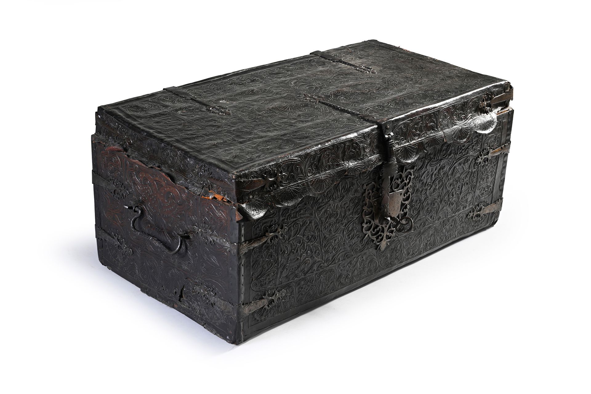 Null Travel trunk with wooden core, covered with embossed and chiseled leather. &hellip;