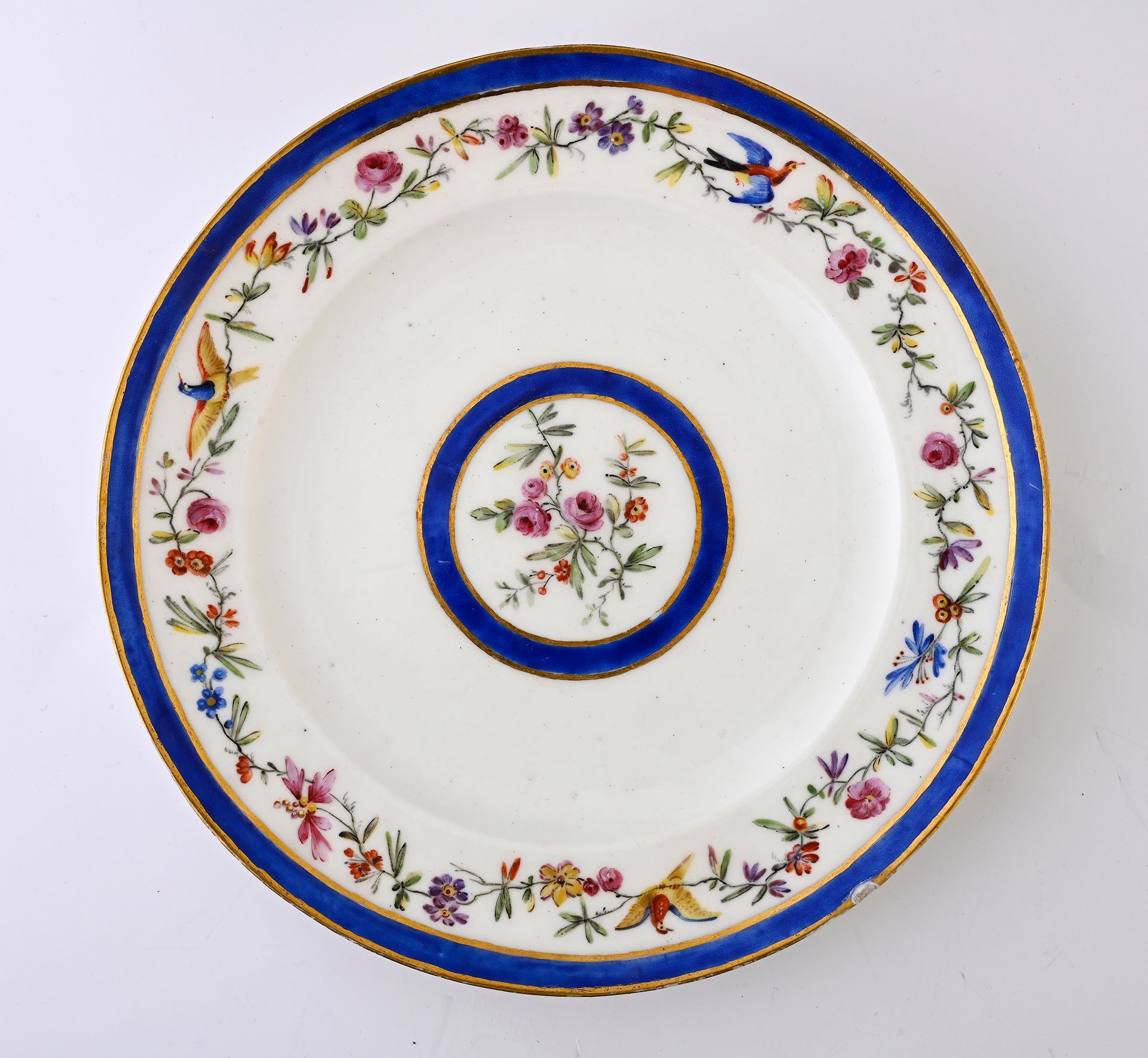 Null 18世纪末塞夫勒瓷器的 "普通 "盘子
塞夫勒蓝的标记，装饰者的标记为
Denis Levé和Chauvaux, the young
有多色和金色的装&hellip;