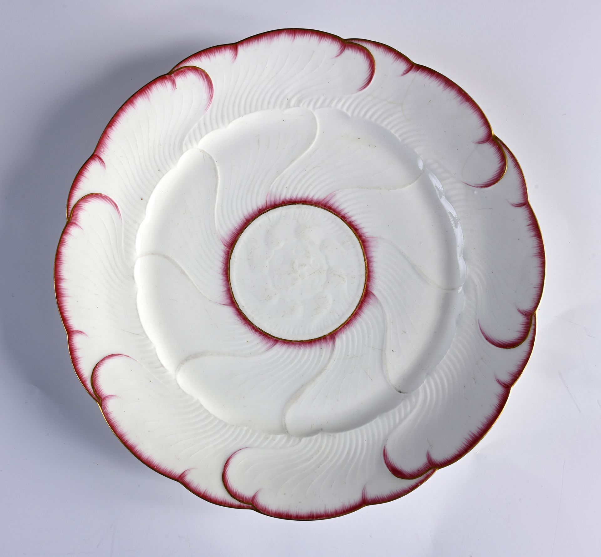 Null Assiette « gaufrée » en porcelaine de Sèvres du XVIIIe siècle
Marque en ble&hellip;
