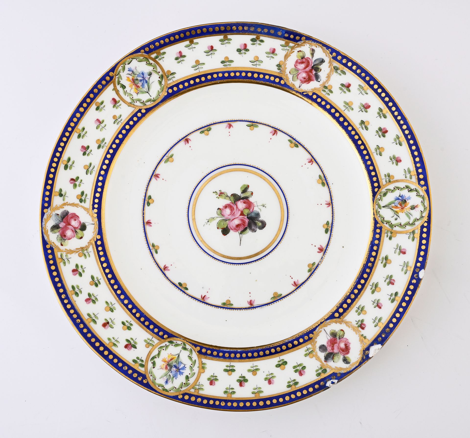 Null Deux assiettes « unies » en porcelaine de Sèvres de la fin du XVIIIe siècle&hellip;