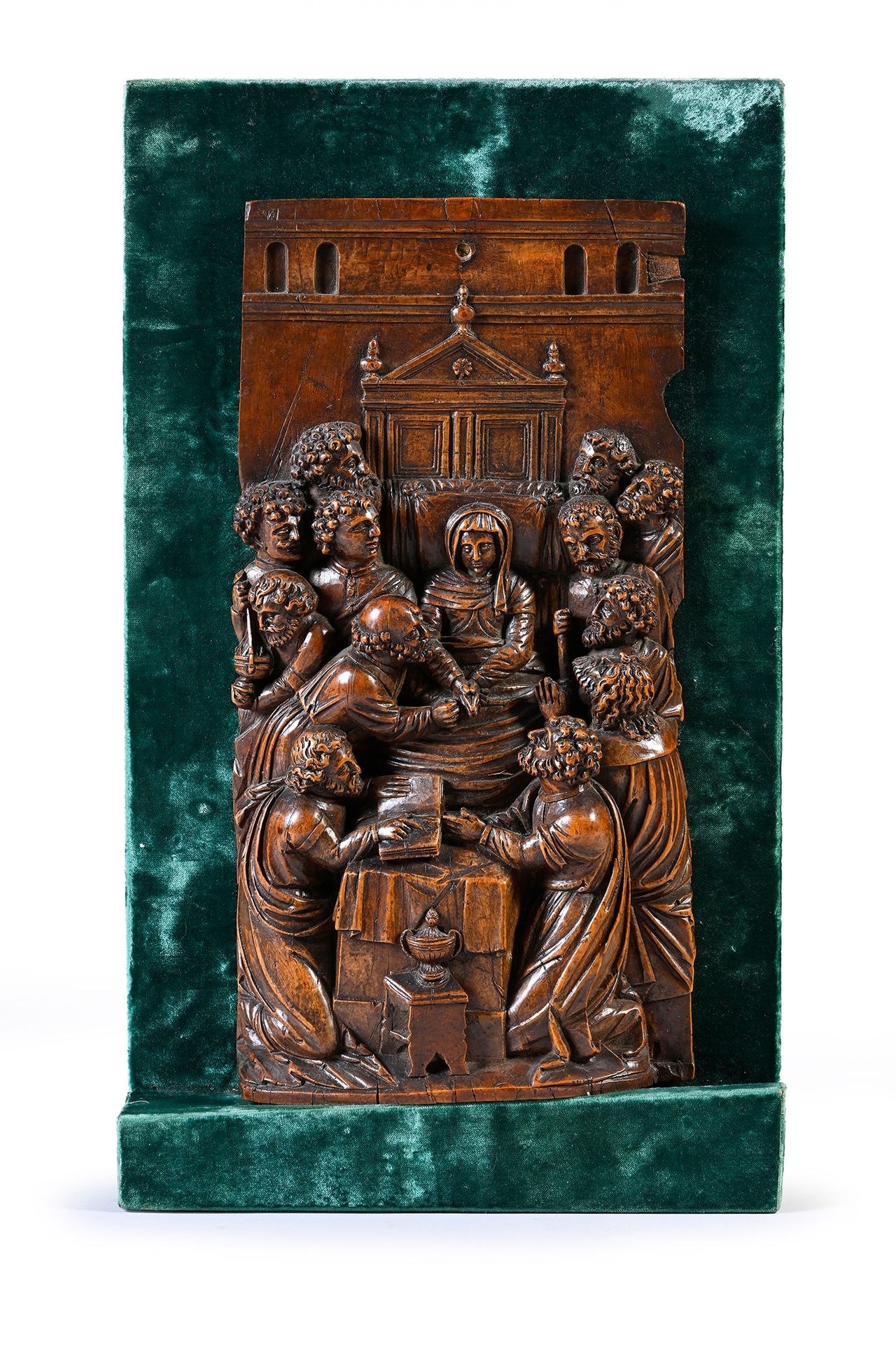 Null 胡桃木雕刻的浮雕，描绘了圣母的休眠。
德国或荷兰南部，16世纪上半叶
16世纪上半叶
H.44厘米-宽22.5厘米
绿色天鹅绒背景上