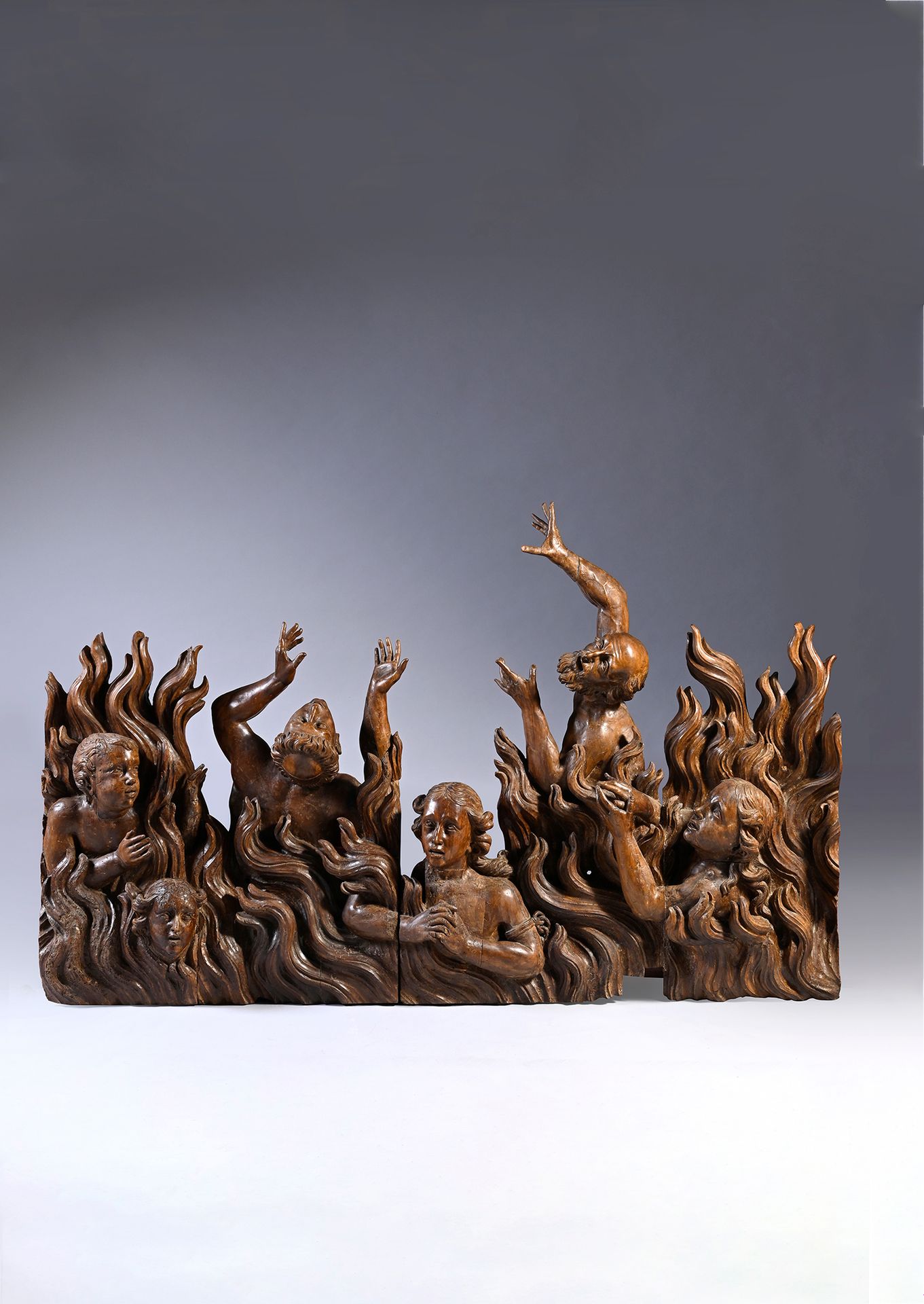 Null Ein Altaraufsatz aus Nussbaumholz, der in einem zweiteiligen Relief mit win&hellip;