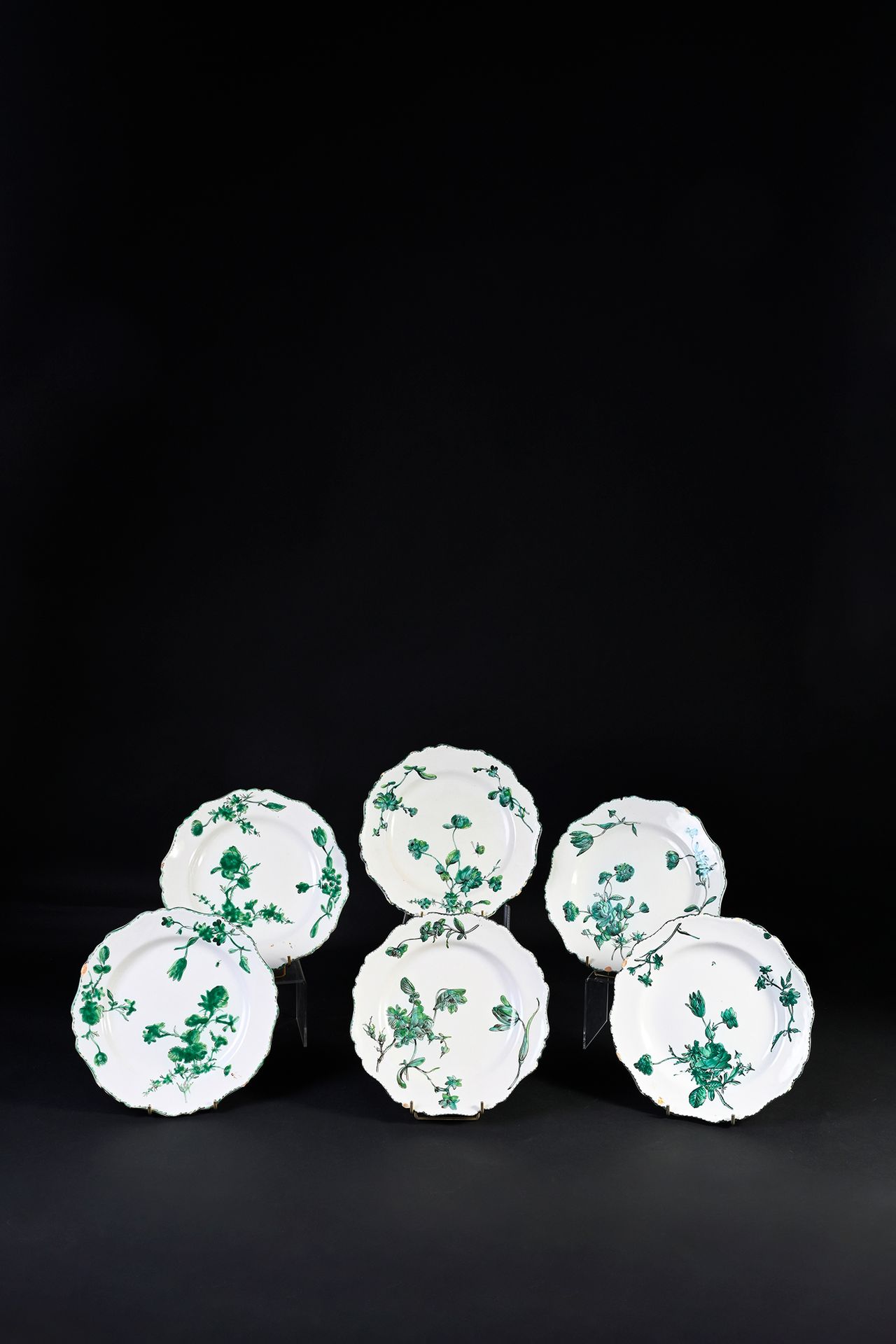 Null 六个18世纪马赛辉石板
四个带有Veuve的锰质标记的VP
佩兰
外形，有绿色的卡马伊乌装饰，花束和花朵被抛在中心之外，边缘有狼牙，有小的碎片和裂缝
&hellip;