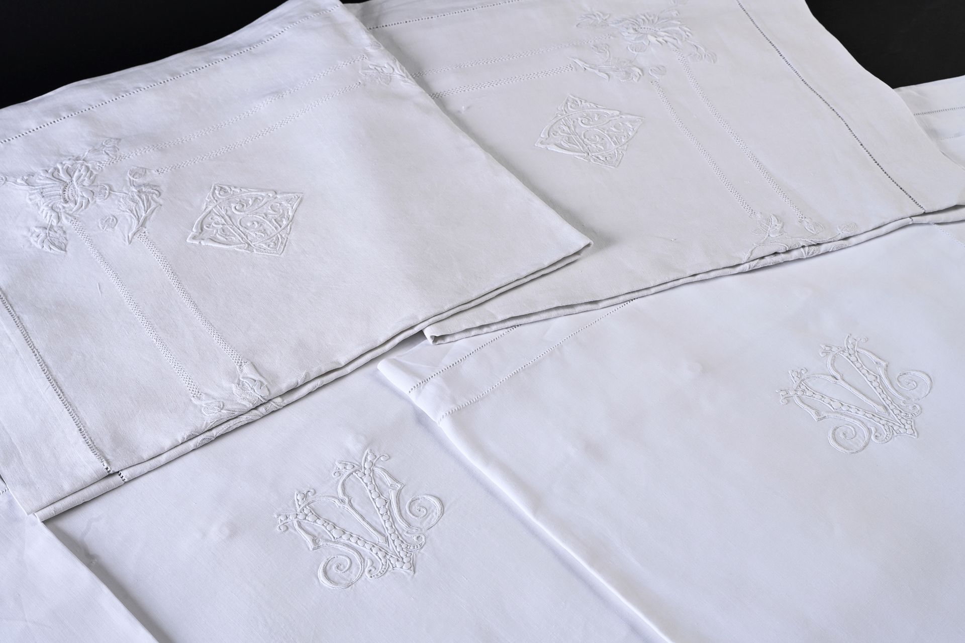 Null 三对线枕头套，19世纪末。
亚麻布的方形枕头套具有美丽的细腻性，一对用梅花针和沙针精细地绣着柔顺的康乃馨的茎和两排天之间的纽扣，花心用针法装饰，角落里&hellip;
