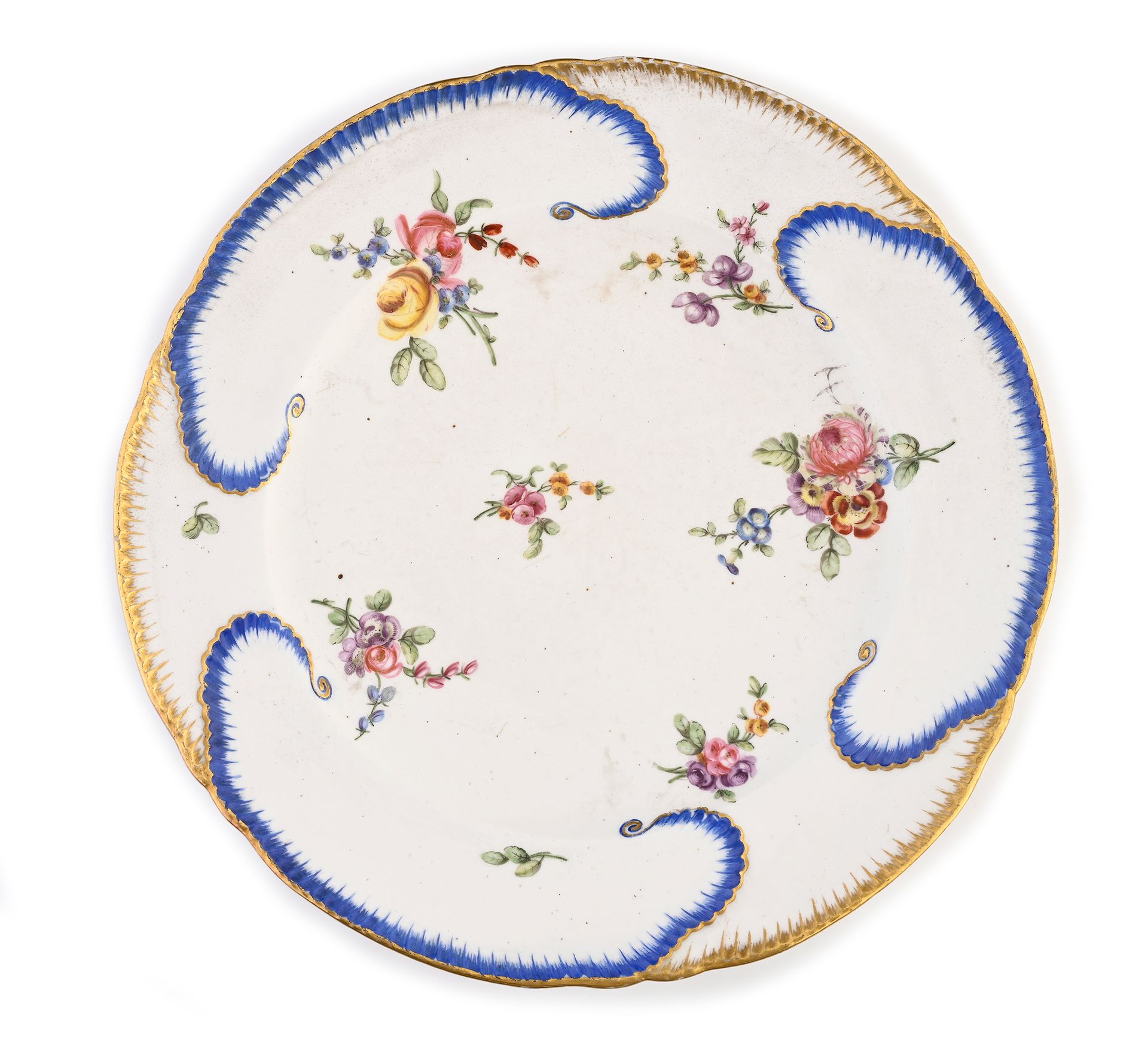 Null 18世纪塞夫勒瓷盘
带有两个交错的L的紫色标记，1779年的日期字母bb，装饰者的Weydinger标记
装饰有 "白菜叶 "与成束的花朵，边缘有金丝&hellip;