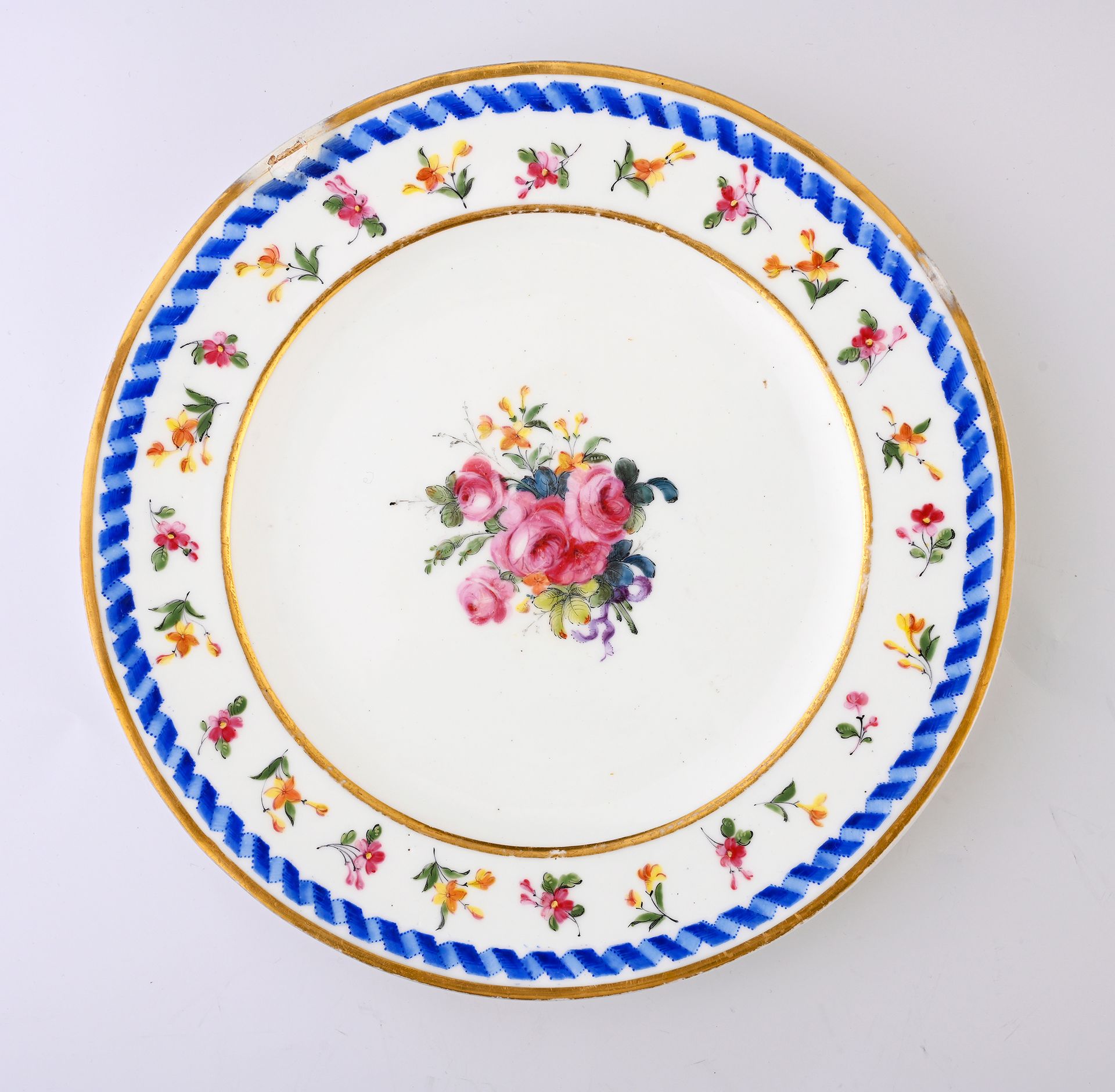 Null 18世纪末塞夫勒瓷器 "unie "盘
RF和塞夫勒蓝色标记，装饰者标记为Descoins夫人
中央有多色和金色的花束装饰，翅膀上有一系列粉色和黄色的&hellip;