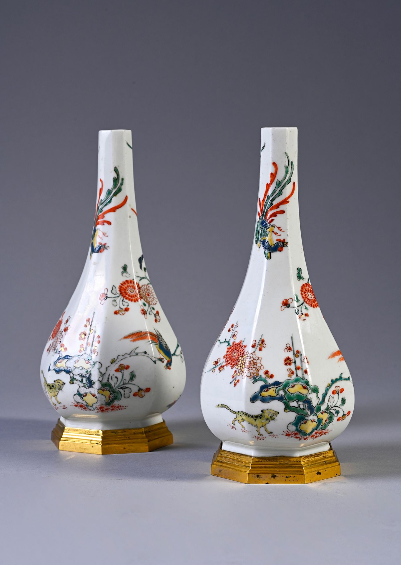 Null Zwei Porzellanflaschen mit vergoldeten Bronzefassungen.
Balusterförmig, ach&hellip;