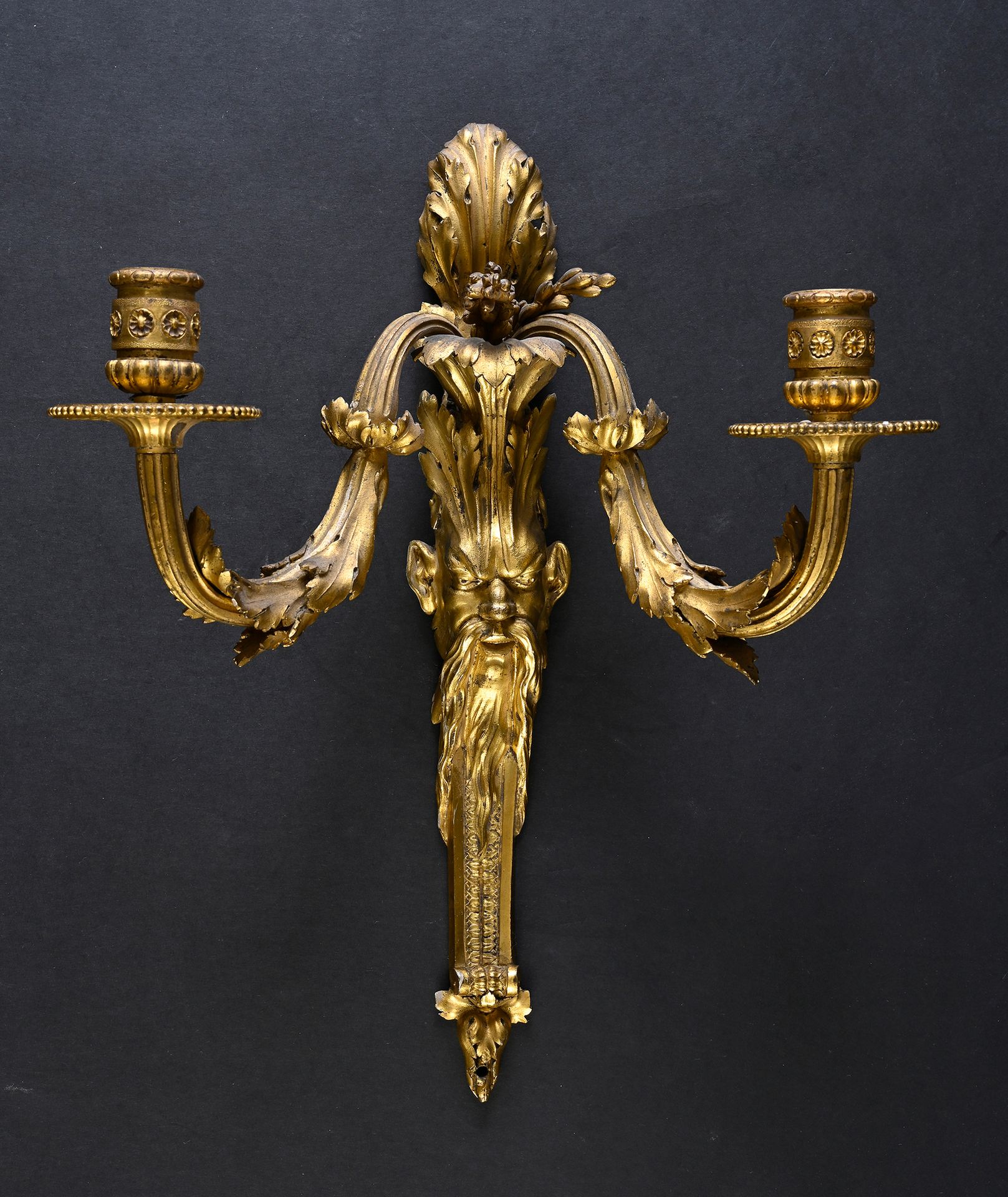 Null 一对精雕细琢的鎏金青铜壁炉，控制台轴上有一个中国面具和两个叶子的手臂，顶部有一个大的纹饰叶。
(一个小的不足).
H.40厘米
路易十五时期，约176&hellip;