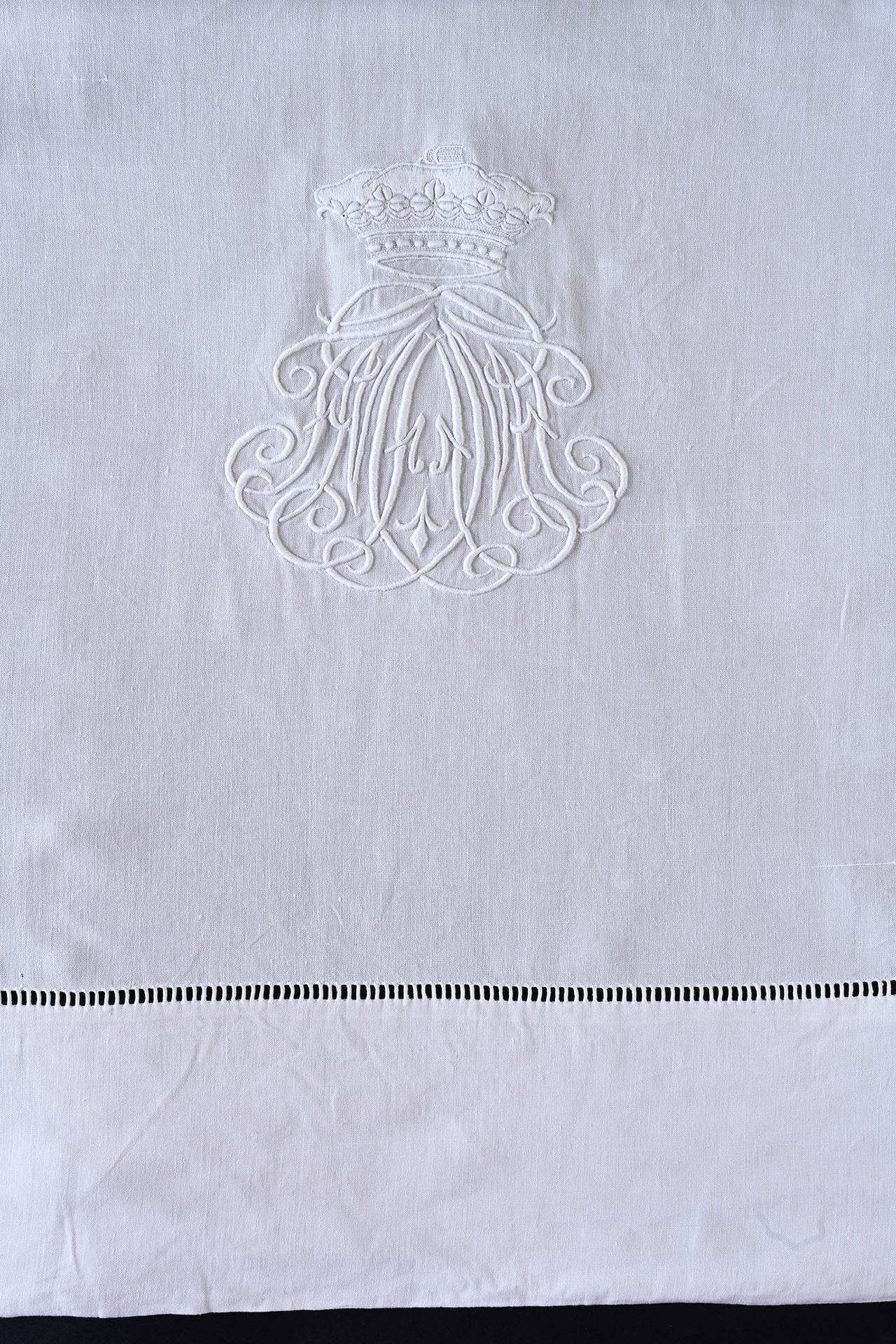 Null 两张绣有法国公爵和贵族皇冠的大床单，19世纪下半叶。
床单的模型是一种美丽的亚麻织物，织工精细，大而优雅的人物MA在法国公爵和贵族的王冠下，用白色和精&hellip;