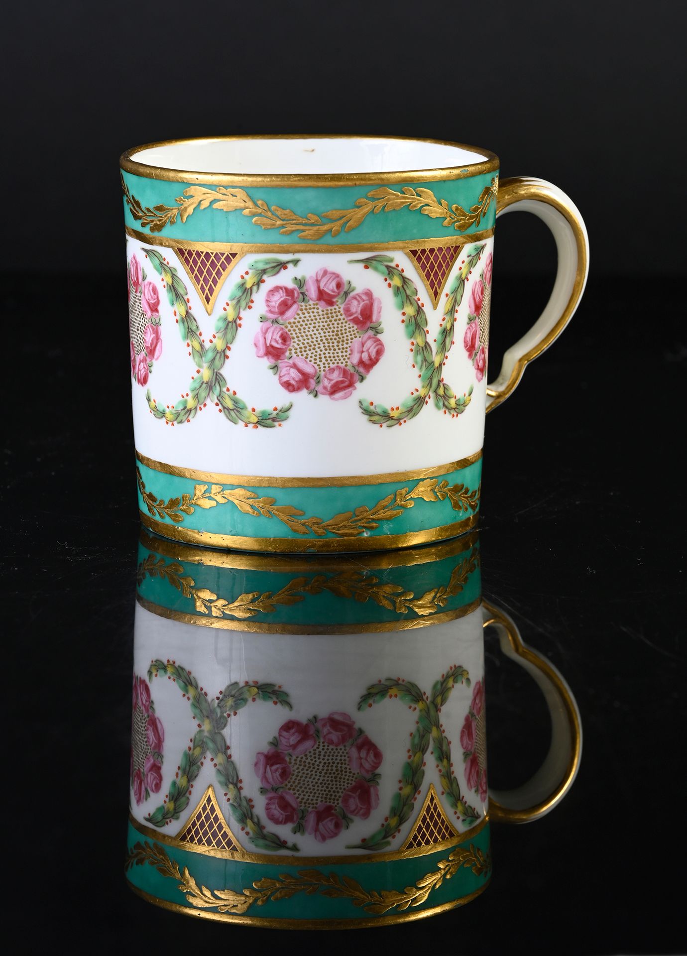 Null Gobelet litron (2e grandeur) en porcelaine de
Sèvres du XVIIIe siècle
Marqu&hellip;