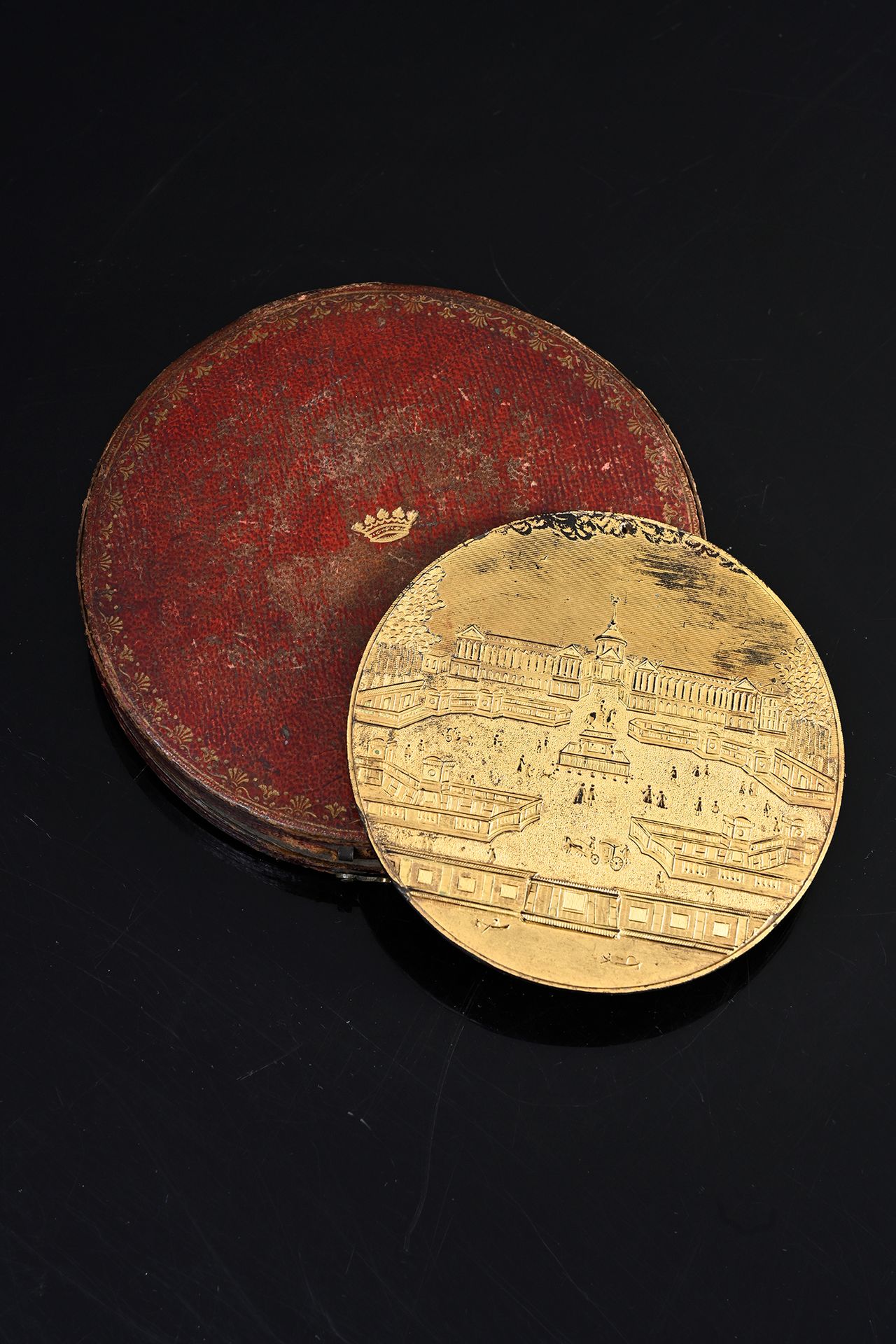 Thomas Compigné 代表路易十五广场的奖章在棕色玳瑁上镀金的锡叶。
在它的红色摩洛哥盒子里，有棕榈叶的鎏金装饰，中间有一个公爵的皇冠。
18世纪中期&hellip;