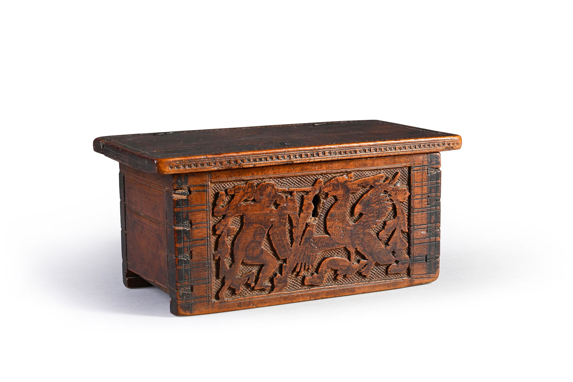 Null Pequeña caja de madera con decoración en bajorrelieve tallado y xilografiad&hellip;