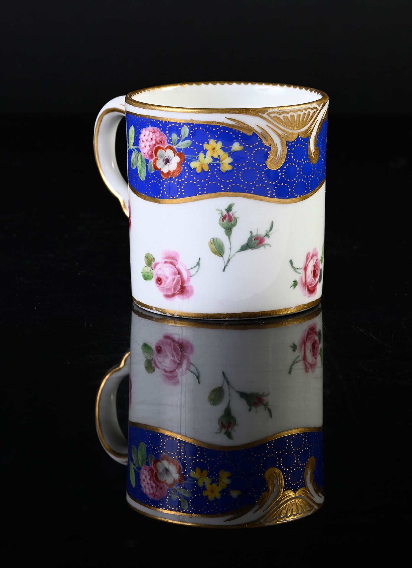 Null 18世纪塞夫勒瓷器高脚杯（第三尺寸）
18世纪的塞夫勒瓷器
蓝色标记，有两个交错的L，可能是老梅里奥和布瓦拉夫人的标记
带有多色和金色的装饰，在 "F&hellip;