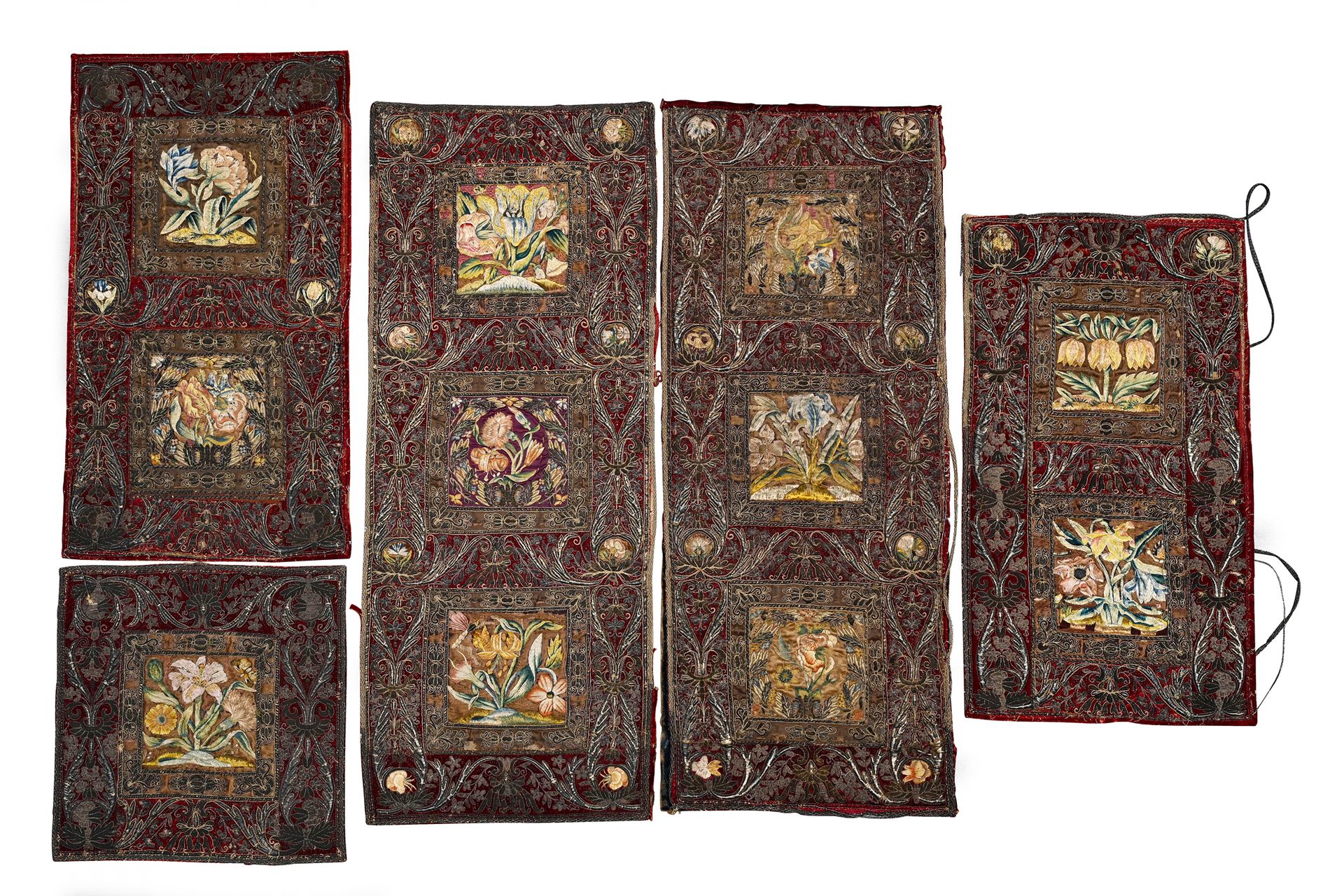 Null 五个多色线绣花的丝绸元素，在一个红色天鹅绒框架中，用金银线绣出卷轴装饰。
17世纪下半叶
H.61 cm - 85.5 cm - 62 cm - 35&hellip;