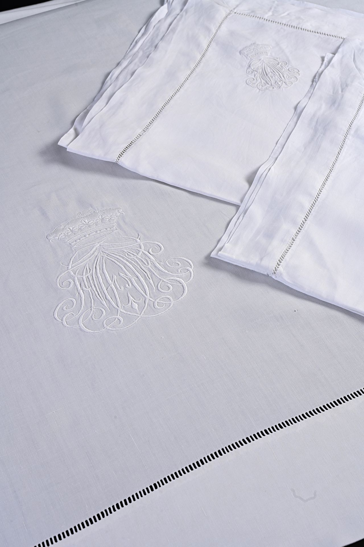Null 绣有法国公爵和贵族王冠的床单和两个枕套，19世纪下半叶。
大床单和它的枕套是用上等亚麻织成的，大而优雅的MA密码在法兰西公爵和贵族的王冠下，用白色和精&hellip;