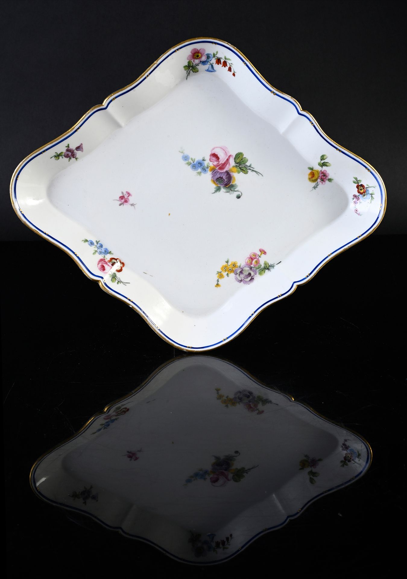 Null Plateau losange en porcelaine de
Sèvres du XVIIIe siècle
A décor polychrome&hellip;