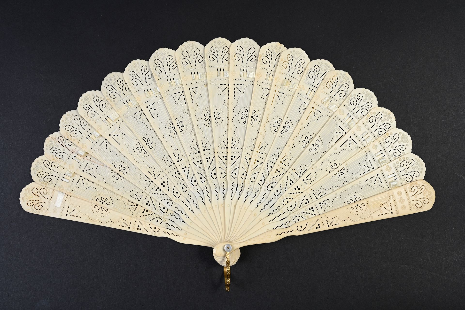 Null 59 bis
Cartouches, circa 1860 
Bone fan of broken type pierced with a repea&hellip;