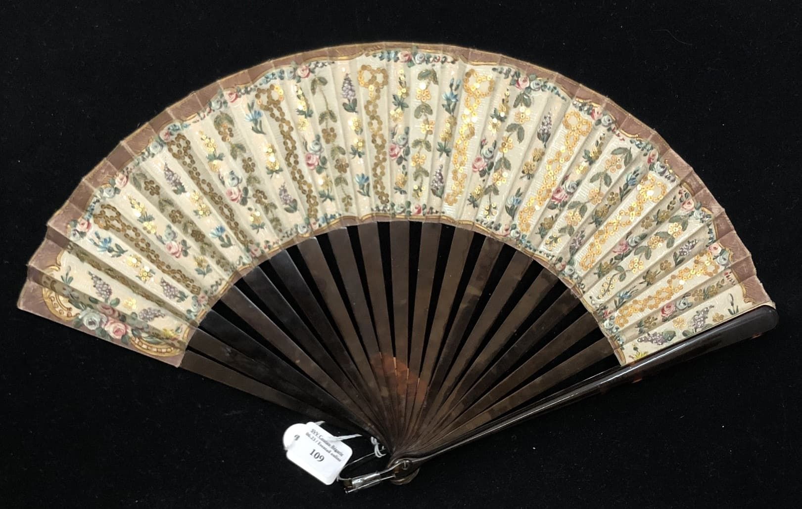Null Rose garlands, Europe, circa 1900
Folded fan, the silk leaf painted with ga&hellip;