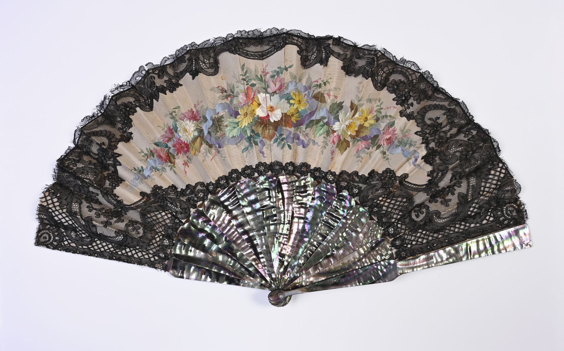 Null 花束和丝带，欧洲，约1870-1880年 
折叠的扇子，乳白色的丝绸叶子边上有黑色的波纹花边，上面画着一束彩色的花，由一条丝带固定在一起。有 "HB &hellip;
