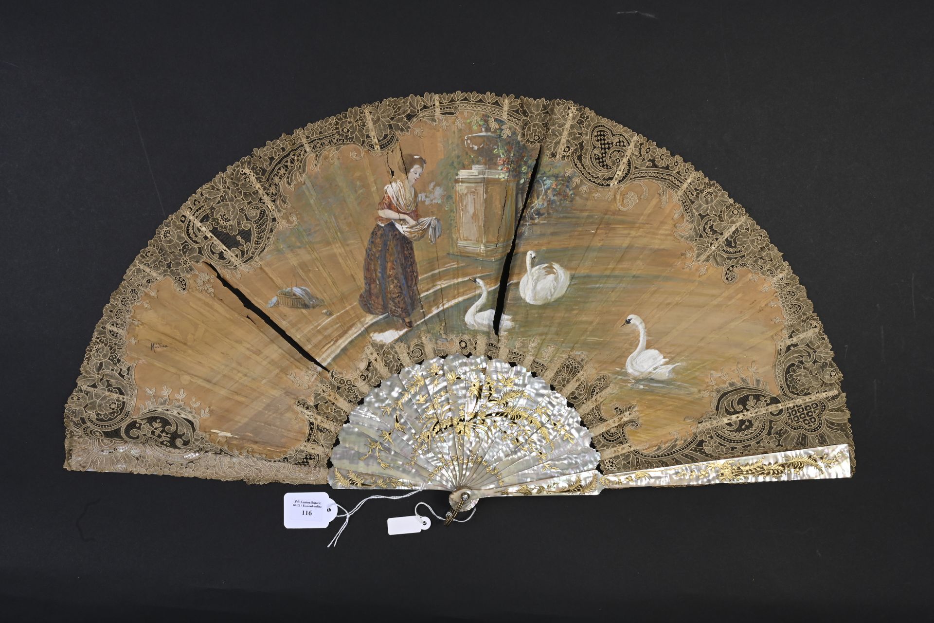 Null 天鹅，欧洲，约1890年
折扇，丝质叶子上画着一个年轻女子在喂天鹅。左边有 "Medina "的签名，装在一个花边阿圭尔框架中。 
金鱼珍珠母镶嵌，雕&hellip;
