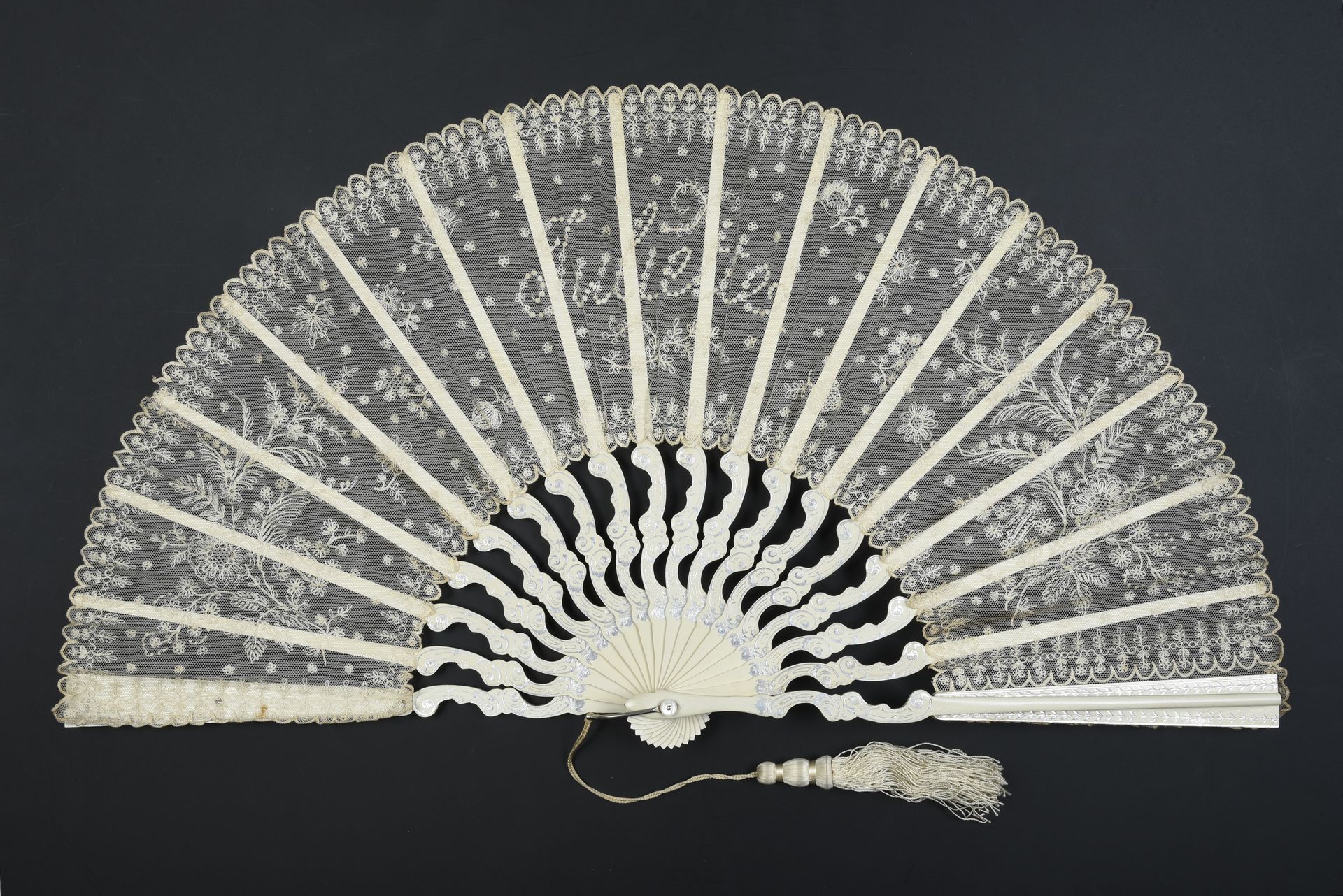 Null For Juliette, Europe, ca. 1890
Folded fan, the tulle leaf embroidered with &hellip;