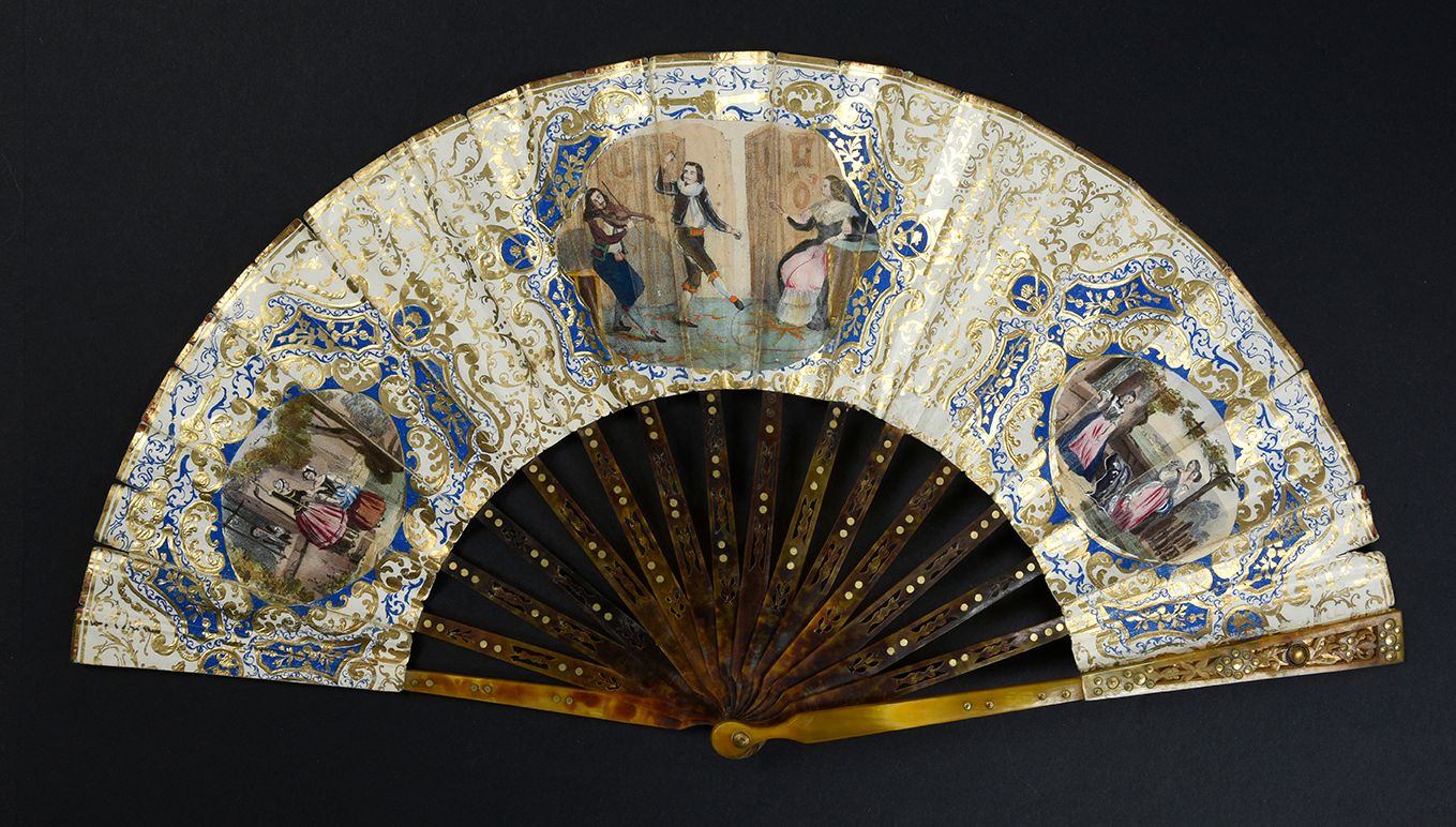 Null 西班牙舞蹈，约1830年 
折叠扇，双张石印、压花和镀金纸，水粉装饰。中间是一位女士注视下的一位舞者和一位音乐家。两个侧板是农村题材。装饰有成串的葡萄&hellip;