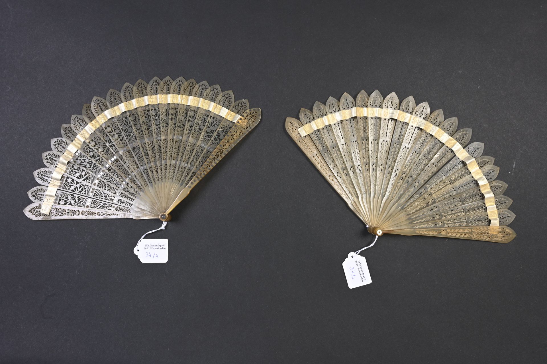 Null Four fans, Europe, circa 1820
Two in bone, two in horn.
(accidents, ribbons&hellip;