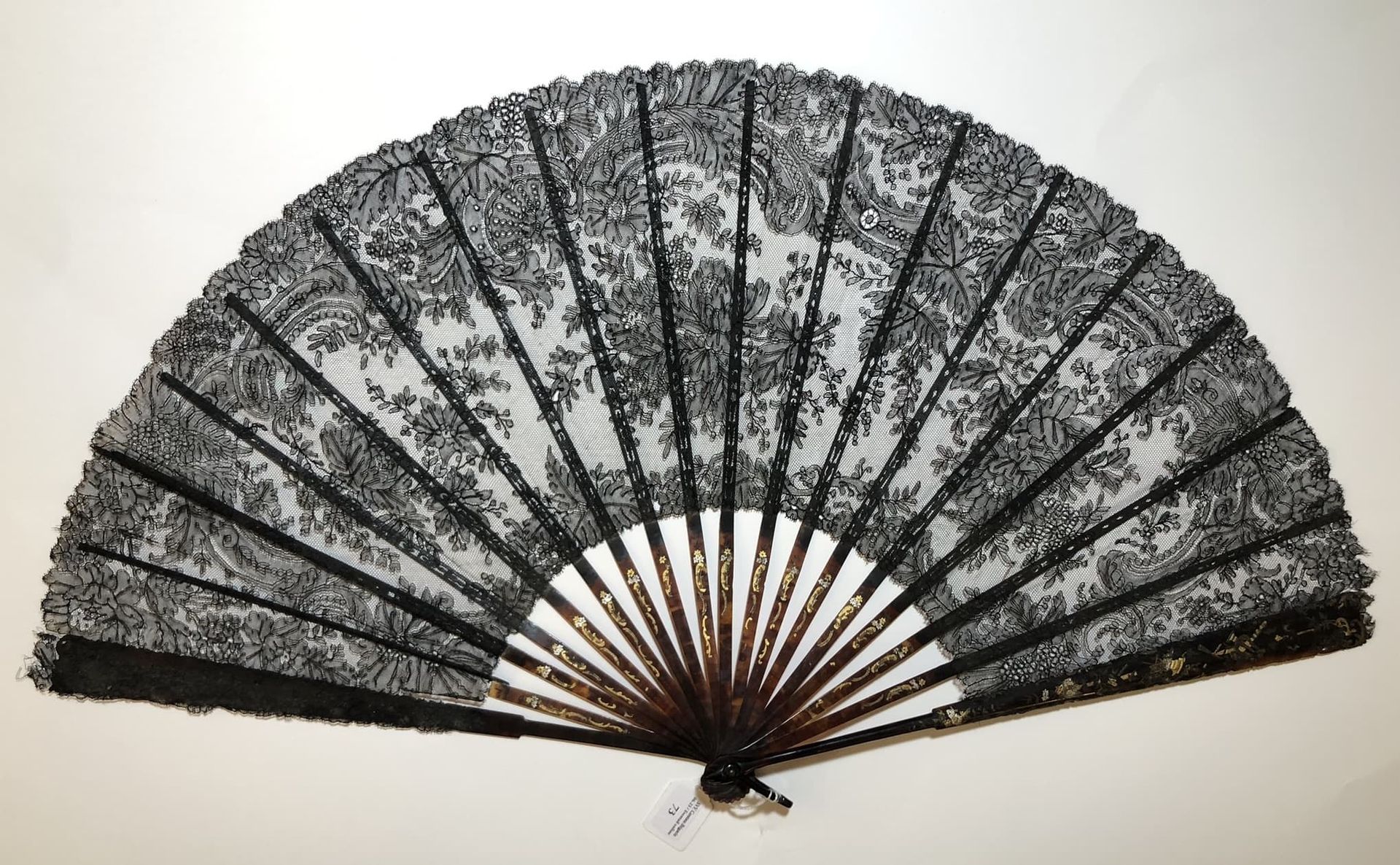 Null In the 18th century taste, Europe, circa 1890
Folded fan, the leaf in black&hellip;