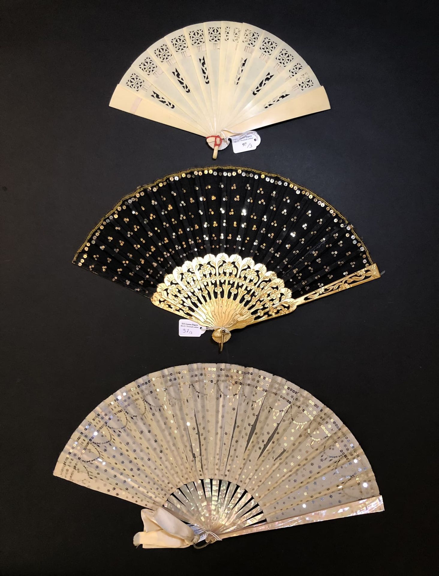 Null Three fans, Europe, 19th century
*One, the leaf in cream silk sewn with sil&hellip;