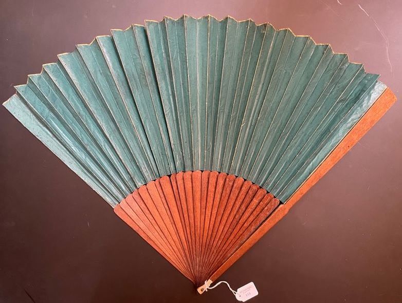 Null 普通绿扇，欧洲，约1790年 
大折扇，双叶由普通绿纸制成。 
木制框架。高约43.5厘米，高24厘米（磨损）。