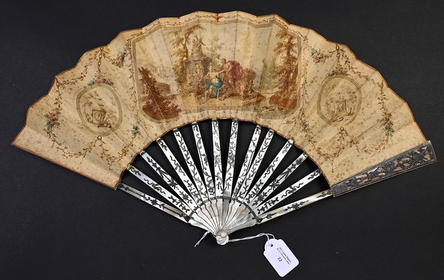 Null 维纳斯和阿波罗，欧洲，约1780年
折叠的扇子，叶子是皮的，装裱成英国风格，在卡特尔中画有爱的祭坛，框定了诸神的爱情游戏。
反面绘有两只鸽子。
白色的&hellip;