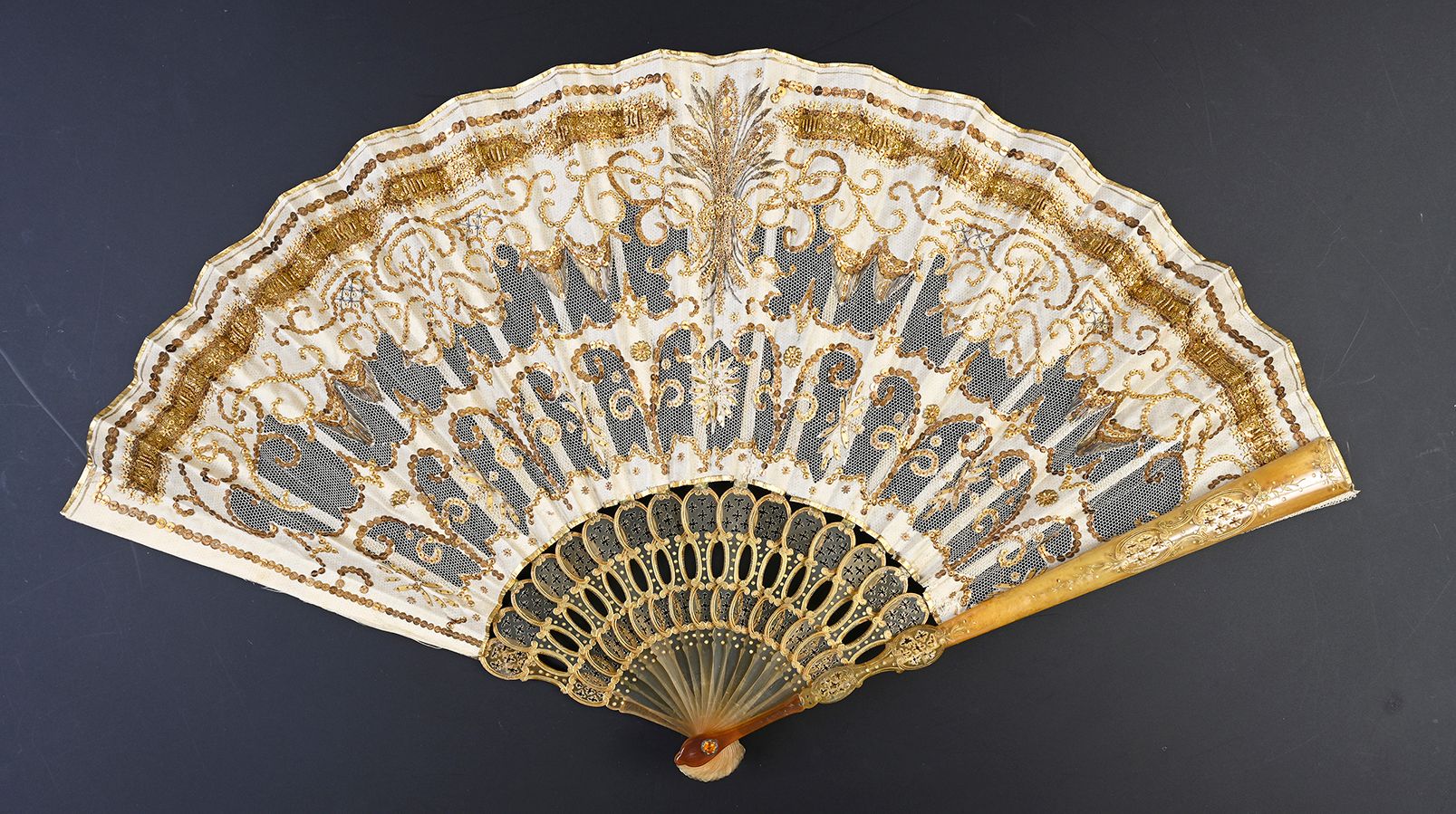 Null 87 BIS
麦穗，约1900年 
折叠的扇子，丝绸和薄纱的叶片上绣有金色的亮片。中间是一个象征着夏天和丰收的麦穗。 
安装在雕刻和镀金的角上。 
高&hellip;