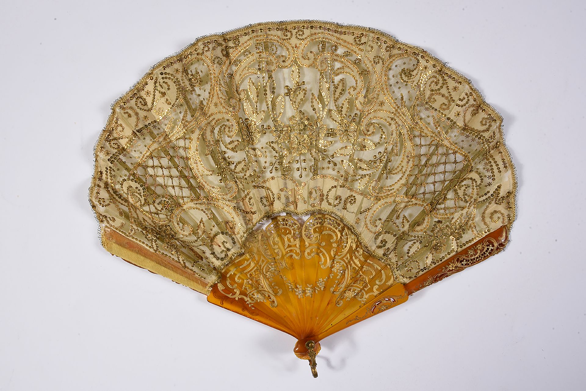 Null 第一帝国精神，欧洲，约1900年
折叠的扇子，气球形状，薄纱和丝叶装饰的花朵用金色亮片加强。
喇叭座。支架。
高约。25厘米（磨损，以及一缕意外）。