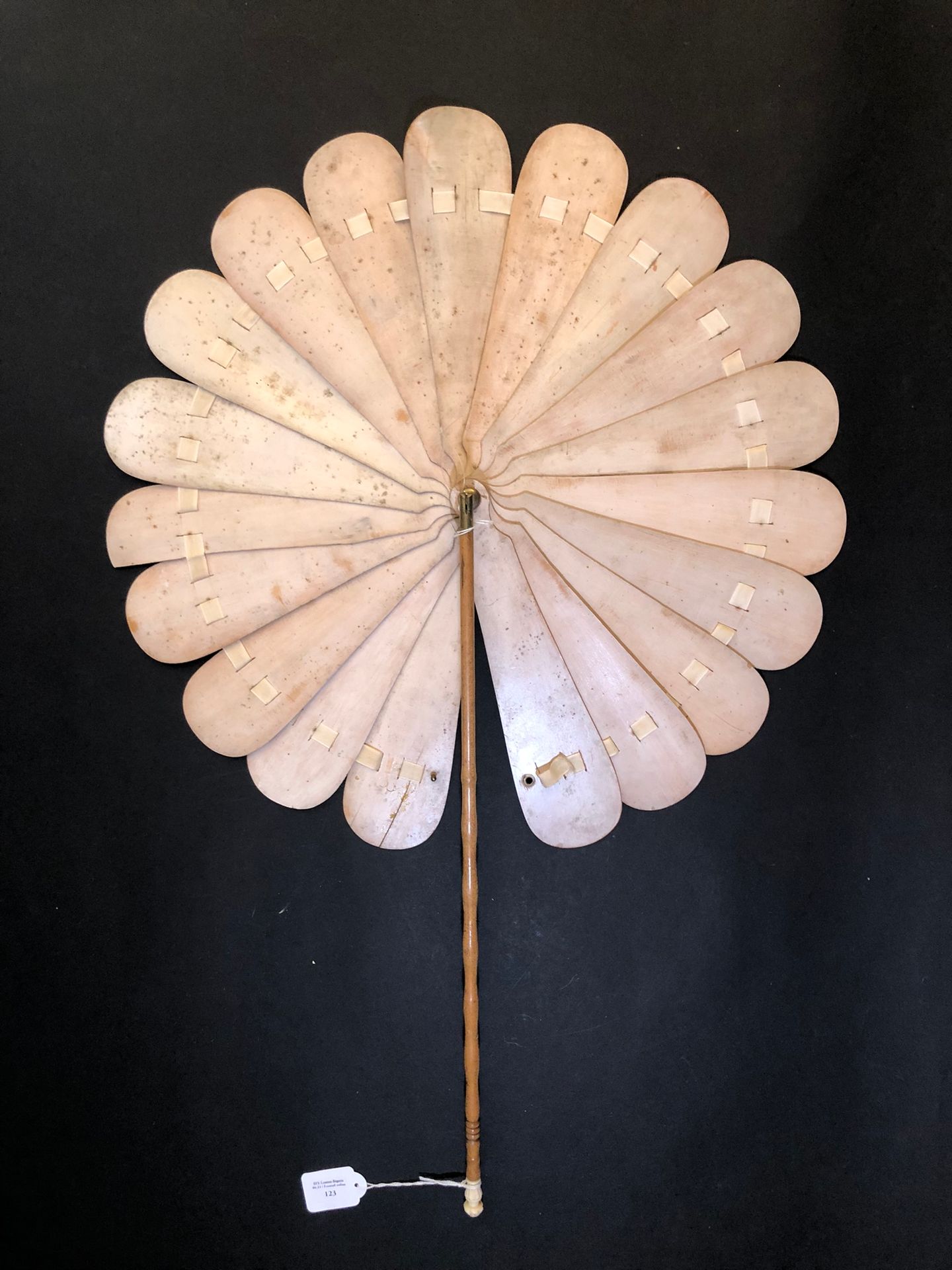 Null Fan-shaped umbrella. Europe, around 1880
Palmettes in white painted wood, w&hellip;