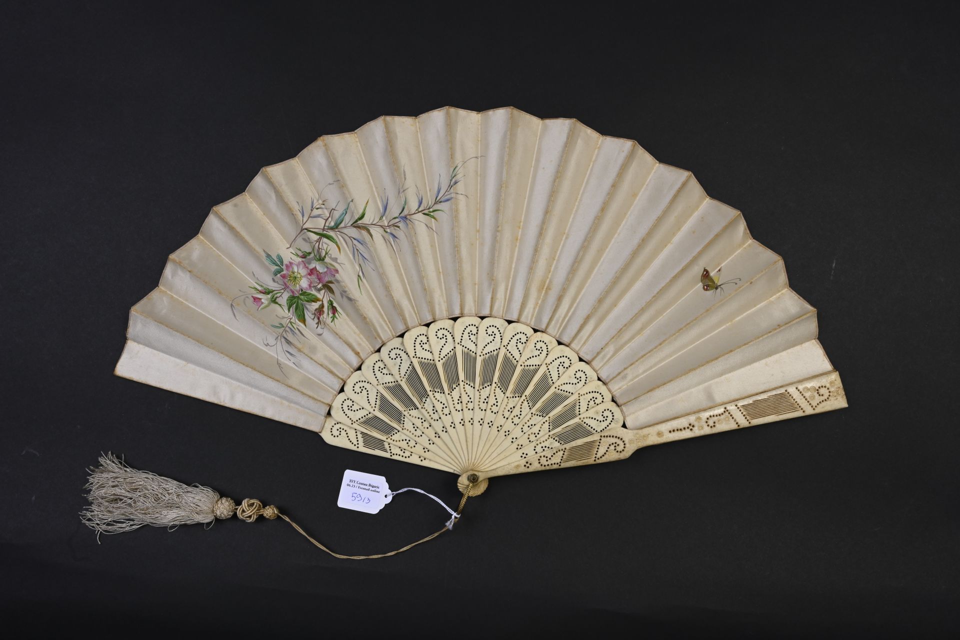 Null Three fans, Europe, circa 1880
The cream satin leaves painted with flowers &hellip;