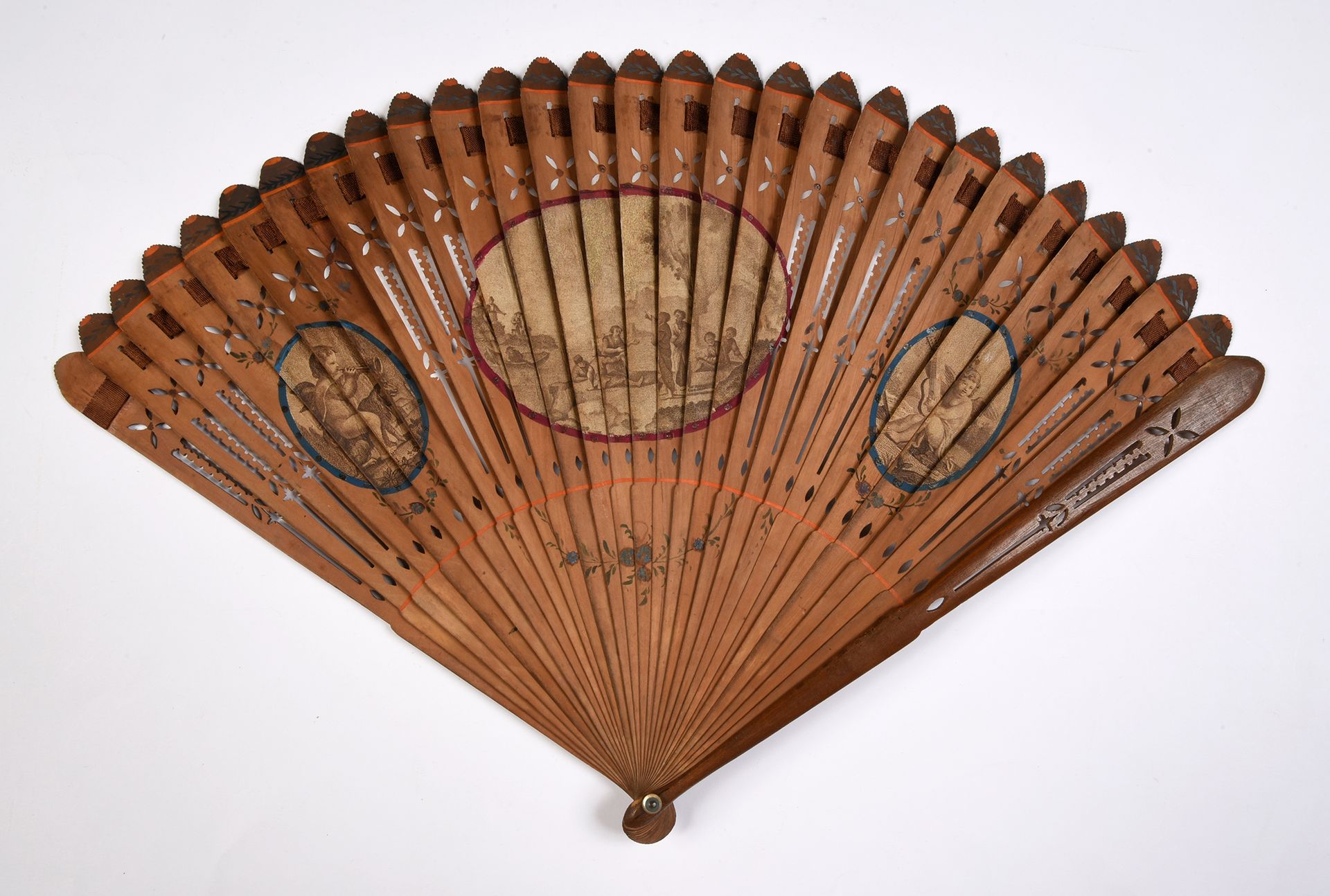 Null Les amours musiciens, Europe, vers 1790 
Éventail de type brisé en bois rep&hellip;