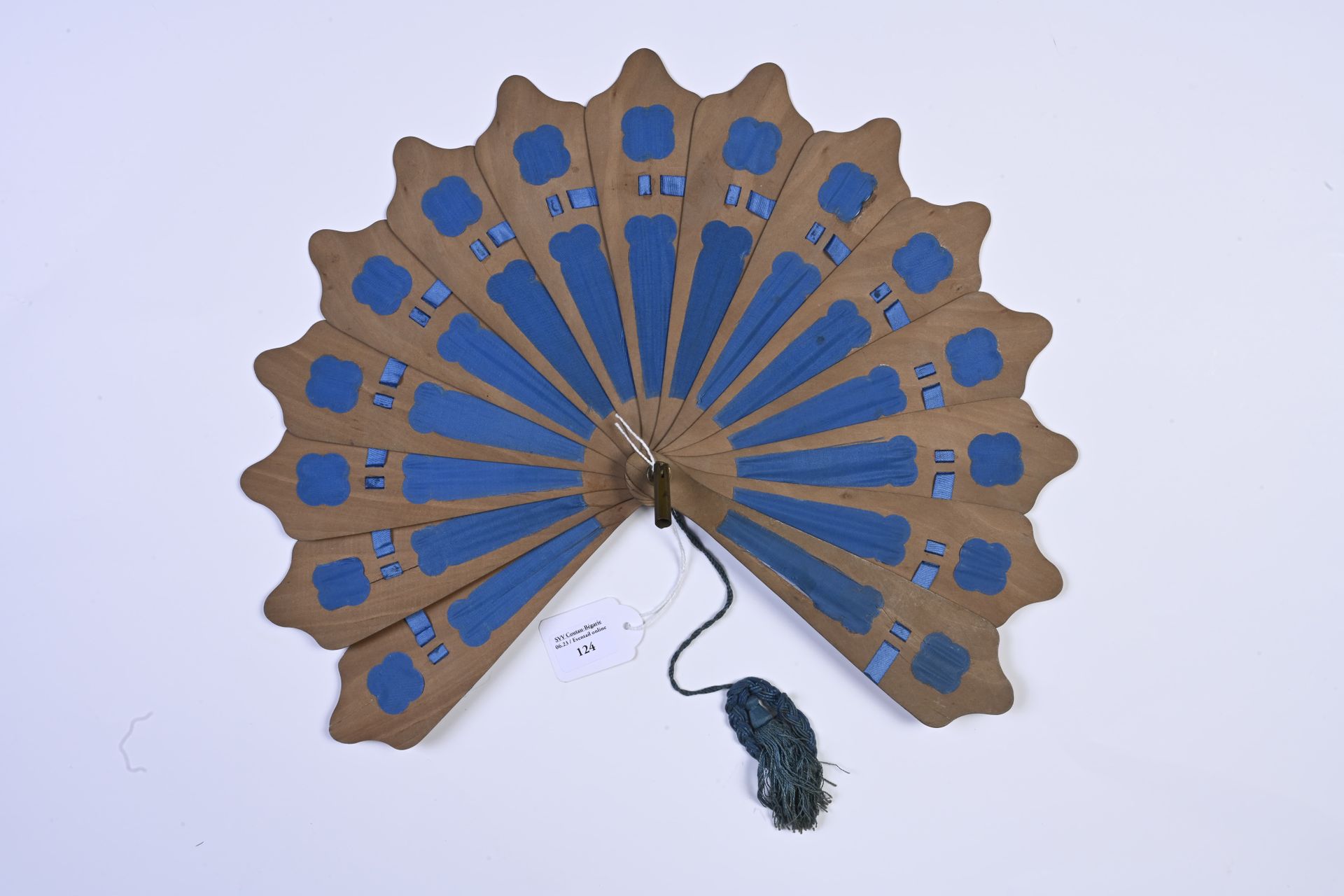 Null 扇形灯，欧洲，约1880年
木质和蓝色丝绸的棕榈树，有旋转系统。
高约。18,7厘米（手柄丢失，磨损）。