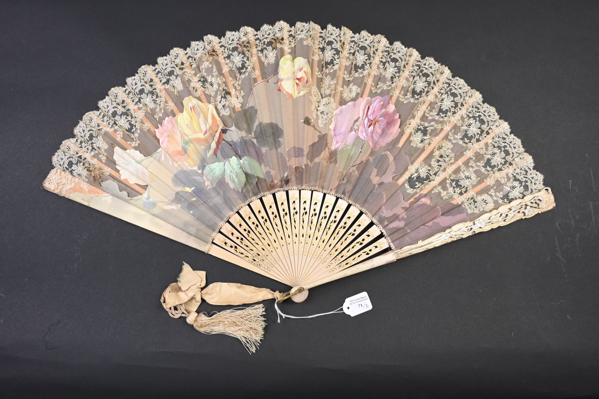 Null Two fans, Europe, circa 1890
One, the leaf in gauze painted with flowers an&hellip;