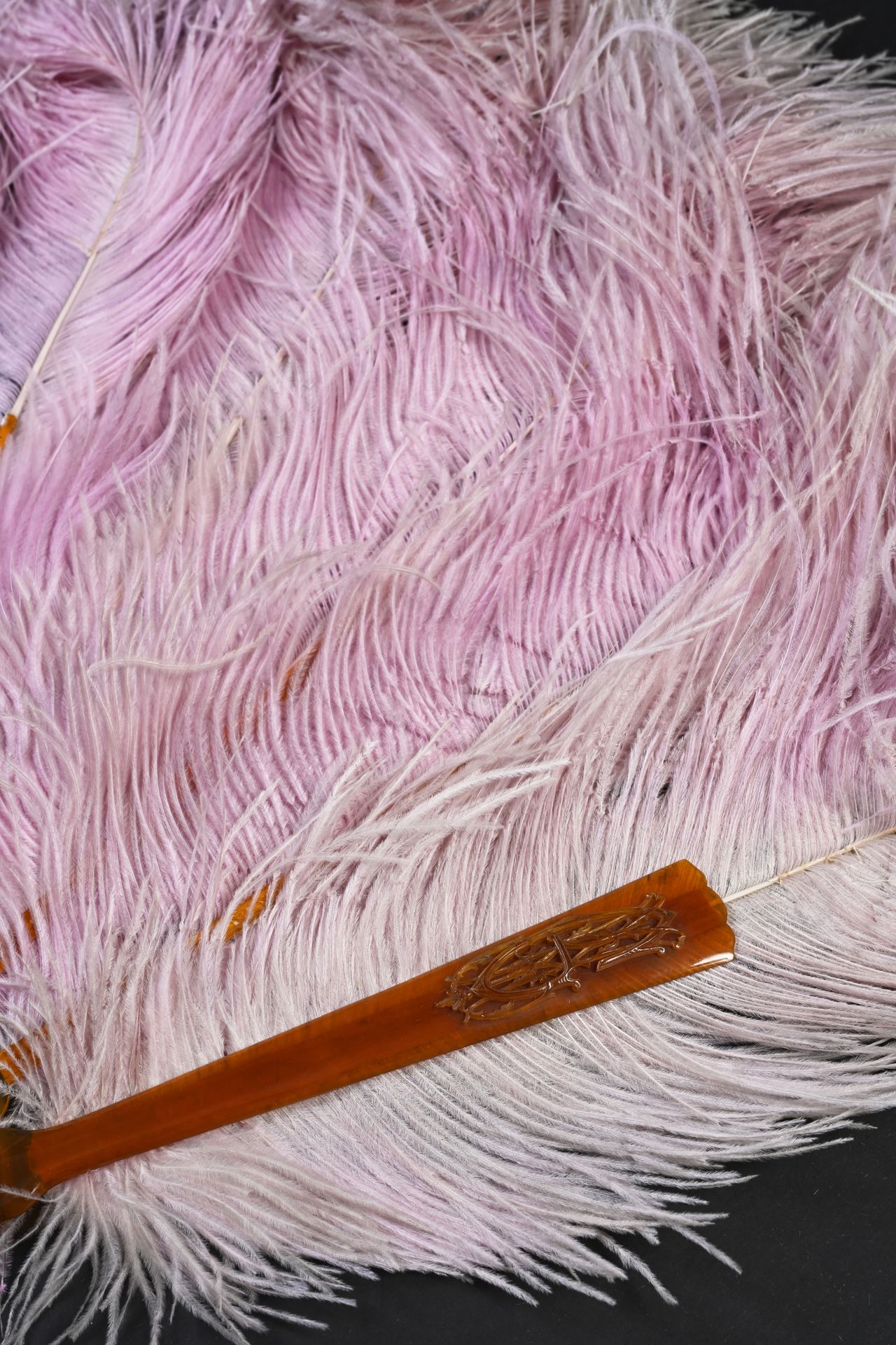 Null 粉红色的羽毛，欧洲，约1920年
鸵鸟羽毛扇，粉红色的色调，称为半珍珠色（变色）。
金色的玳瑁壳框架。羽毛上有压印号码，背面刻有制扇者的名字 "Ges&hellip;